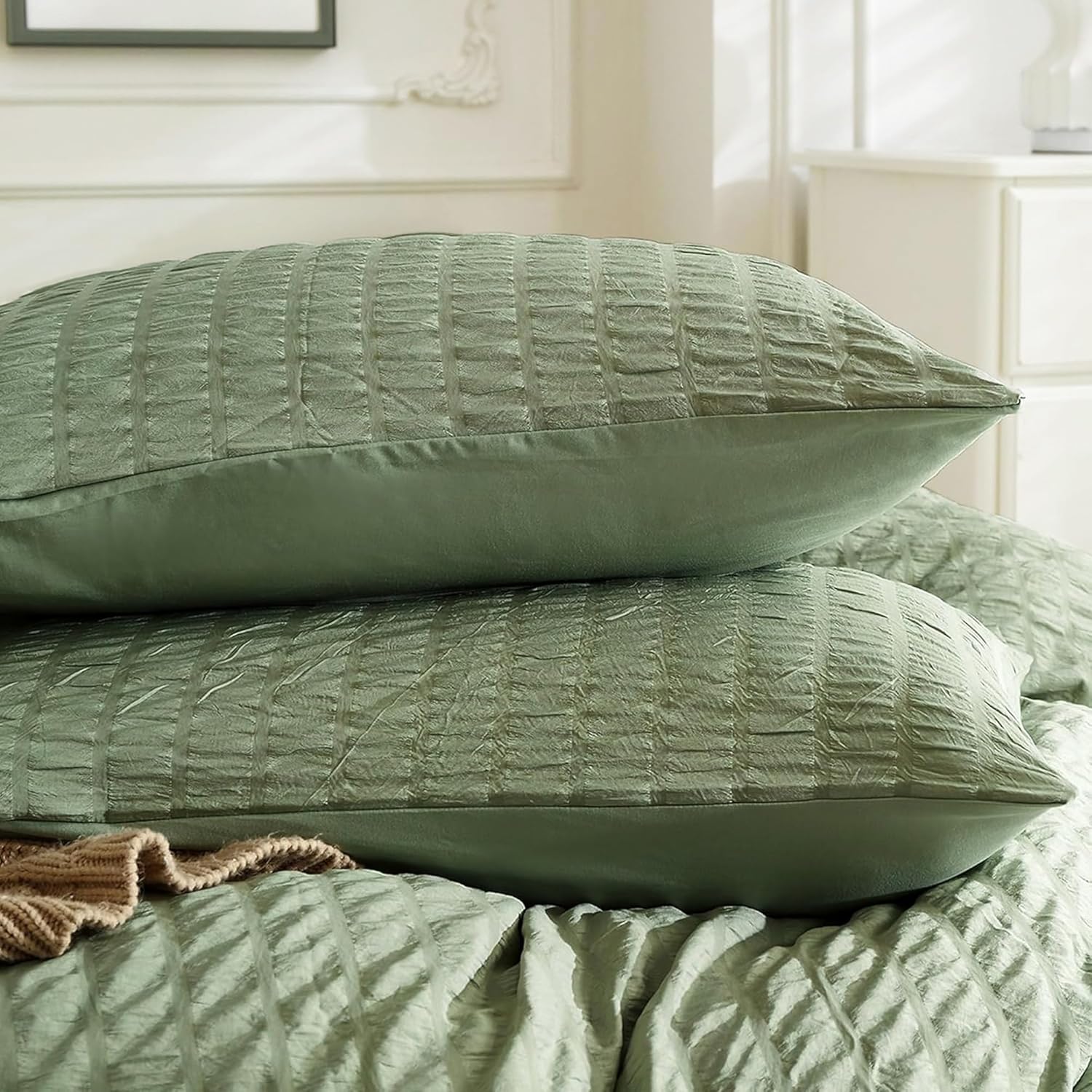 JELLYMONI Microfiber Pillow Case 2-Pack, King Size Dark Green Seersucker Textured Pillow Covers, Breathable Wrinkle-Free Pillow Shams with Envelope Closure (Pillows Not Included)