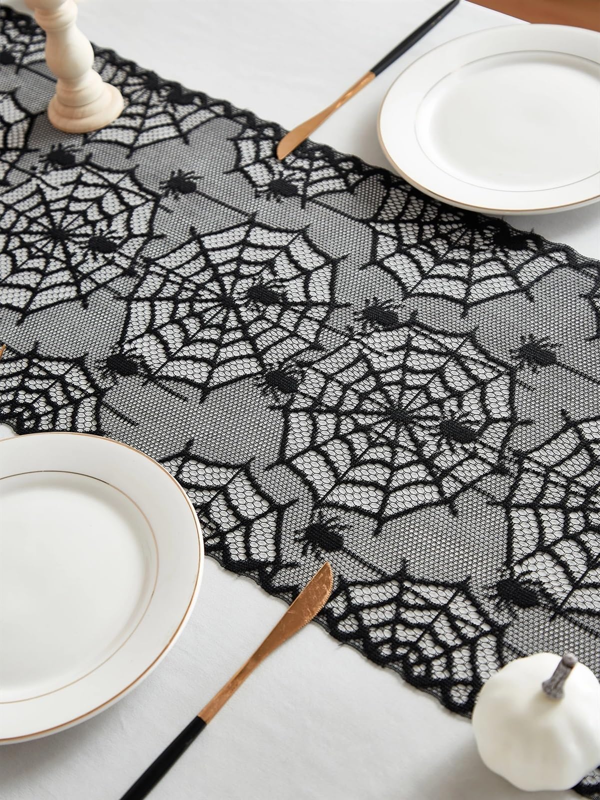 Chemin de table dentelle noire pour décoration fête Halloween et bohème