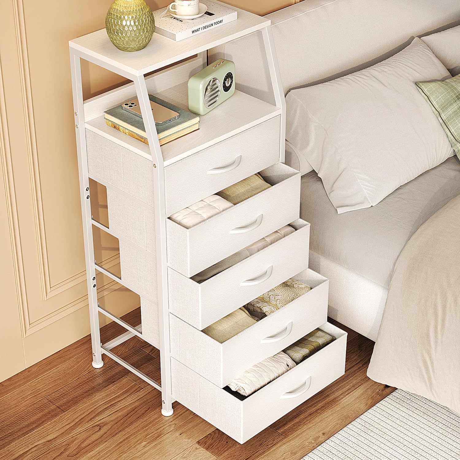 Kommode mit 5 Schubladen aus Stoff, Hoch Schmal Komodenschrank Aufbewahrungsschrank für Schlafzimmer, 2-Tier Holzplatte Stoffkommode, Industrieller Schrank für Wohnzimmer Kinderzimmer Flur, Weiß
