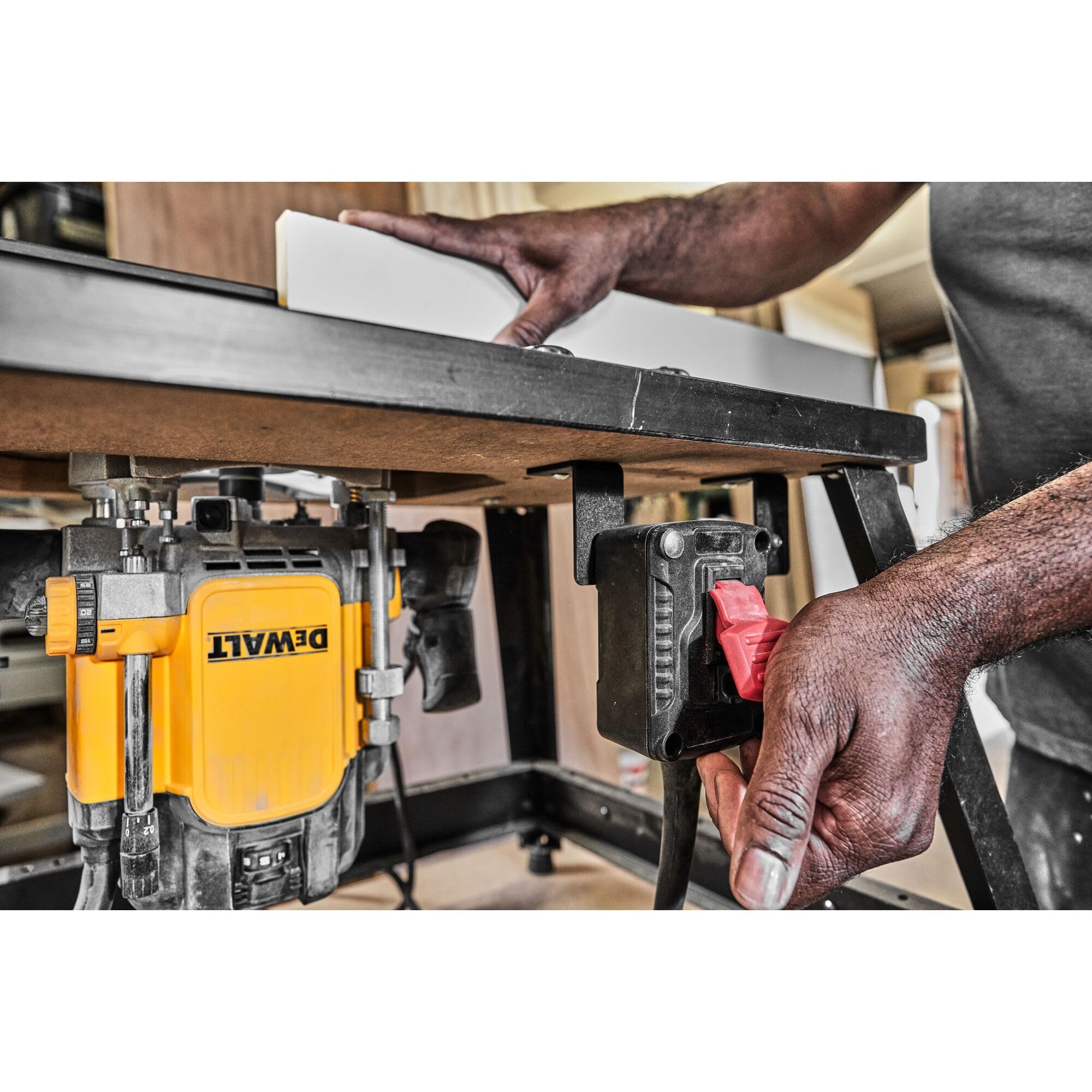 DEWALT DWE627KT-QS - Fresadora 2.300W, Recorrido de corte de 80 mm, Arranque suave y guía paralela, Incluye accesorios, adaptador de aspiración y caja T STAK VI
