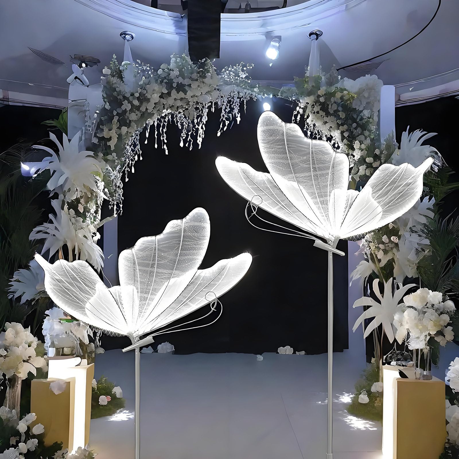 Lámpara de pie con forma de mariposa para crear momentos mágicos en bodas