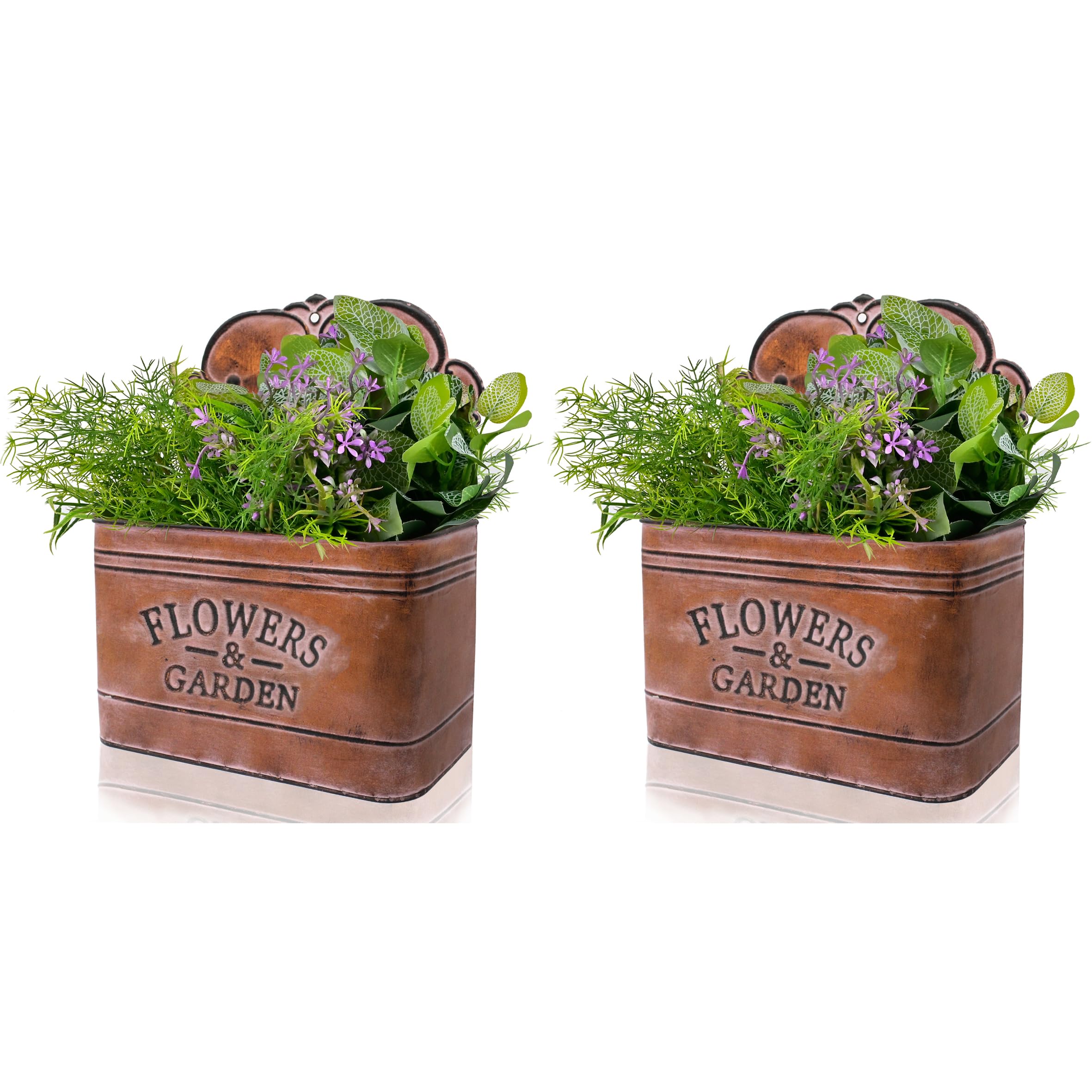 Pots de fleurs muraux pour gagner de la place et végétaliser un balcon avec du métal rustique