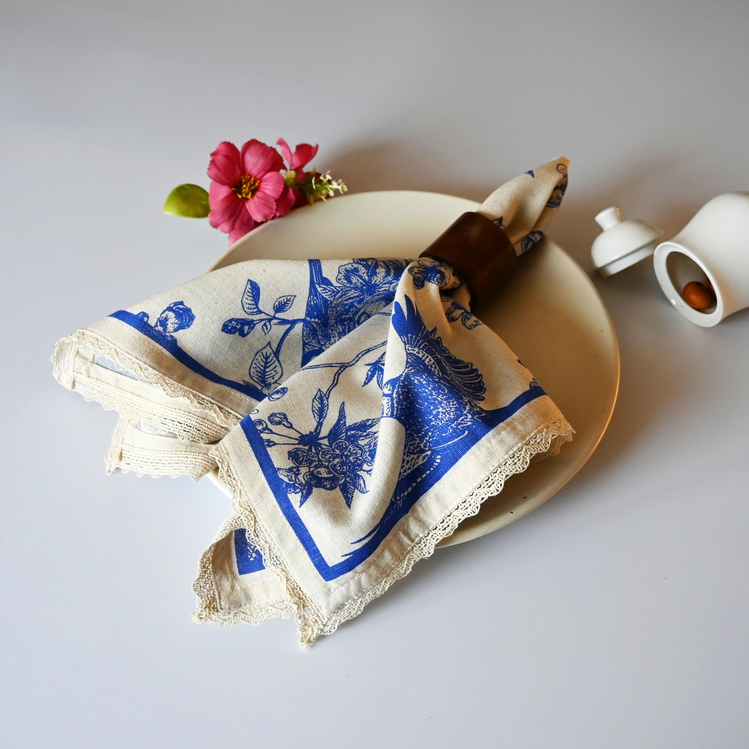 Fingercraft Serwetka z tkaniny obiadowej mieszanka bawełny i lnu z nadrukiem niebieskiego ptaka 12 szt. naturalnych ukośnych narożników z klasyczną koronką w kolorze kości słoniowej do codziennego