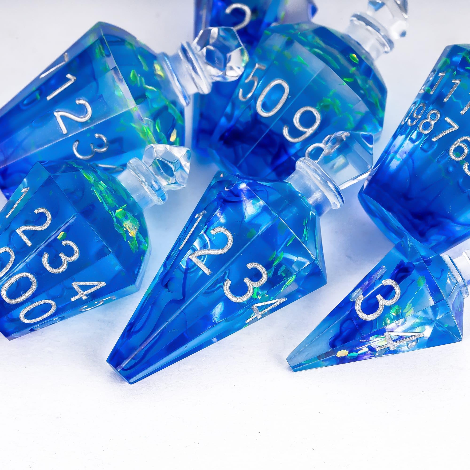 Lot de 7 dés DND Potion DND, dés polyédriques transparents à bords tranchants, pour jeux de rôle Donjons et Dragons (soie bleue avec échelle)
