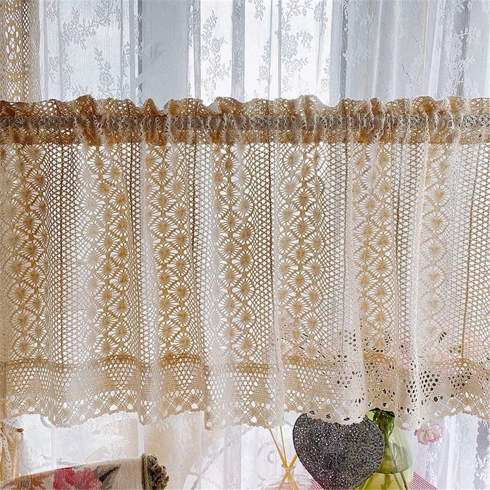 Cortina de bistró romántica para regular la luz de la cocina con estilo