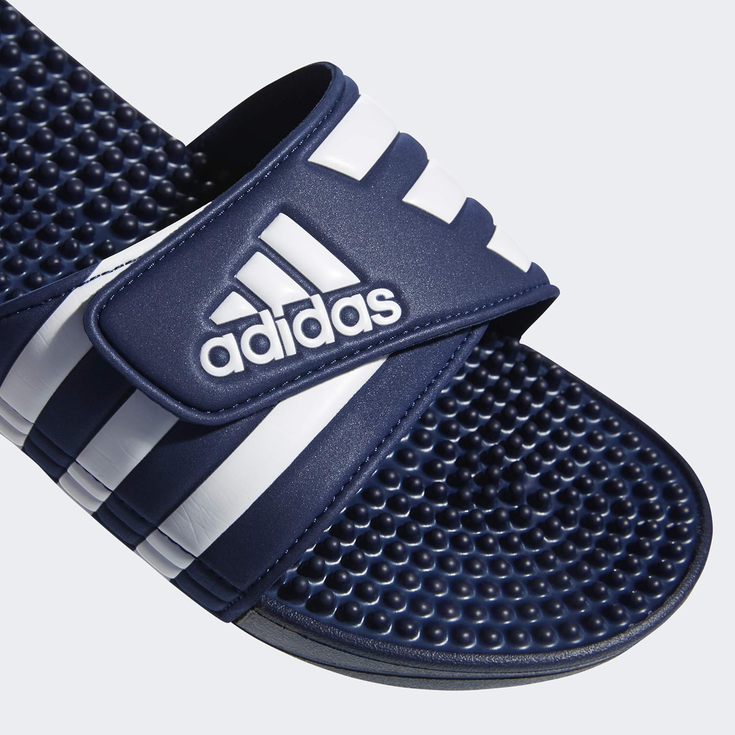 Sandlia slide Adidas Adilette Shower Slides masculino em promoção! Veja a oferta e mais achadinhos de Chinelos & Pantufas 7 Hoje é o melhor dia para comprar Sandlia slide Adidas Adilette Shower Slides masculino com aquele preço maroto! Promoção! Aproveite a oferta! 7