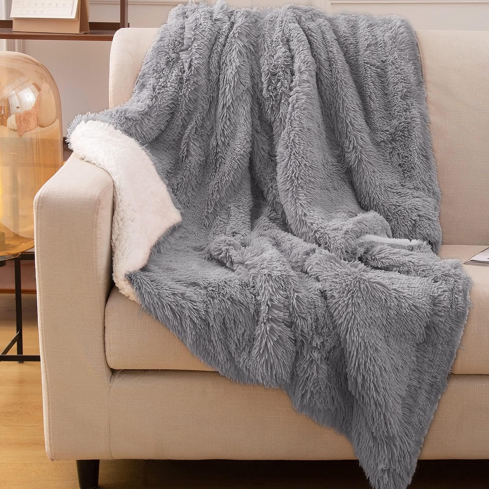 Amazon Basics Faux Fur Throw Blanket Machine Washable, 150 x 200cm