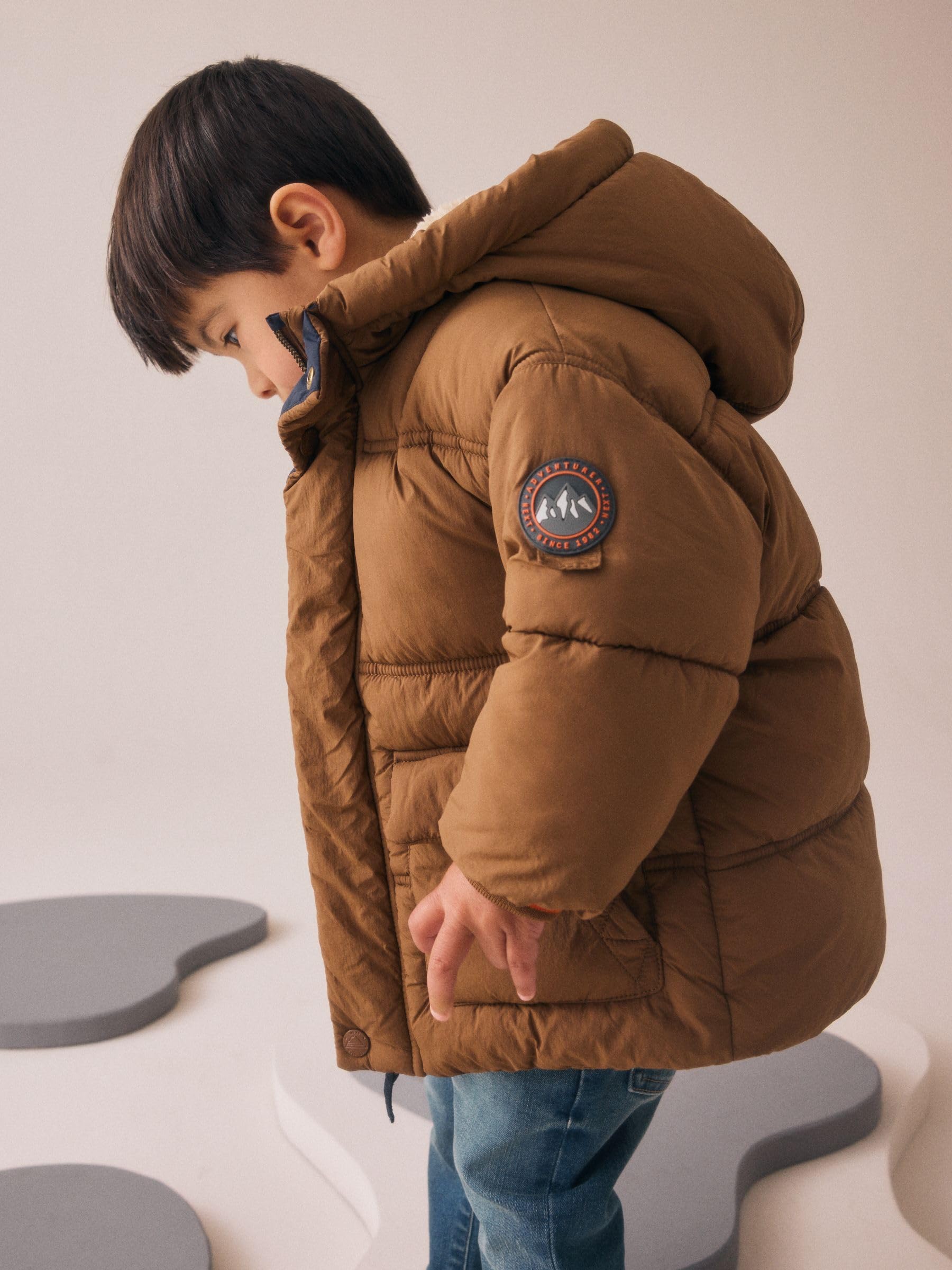 NEXT Niños Abrigo impermeable acolchado con forro de borreguito