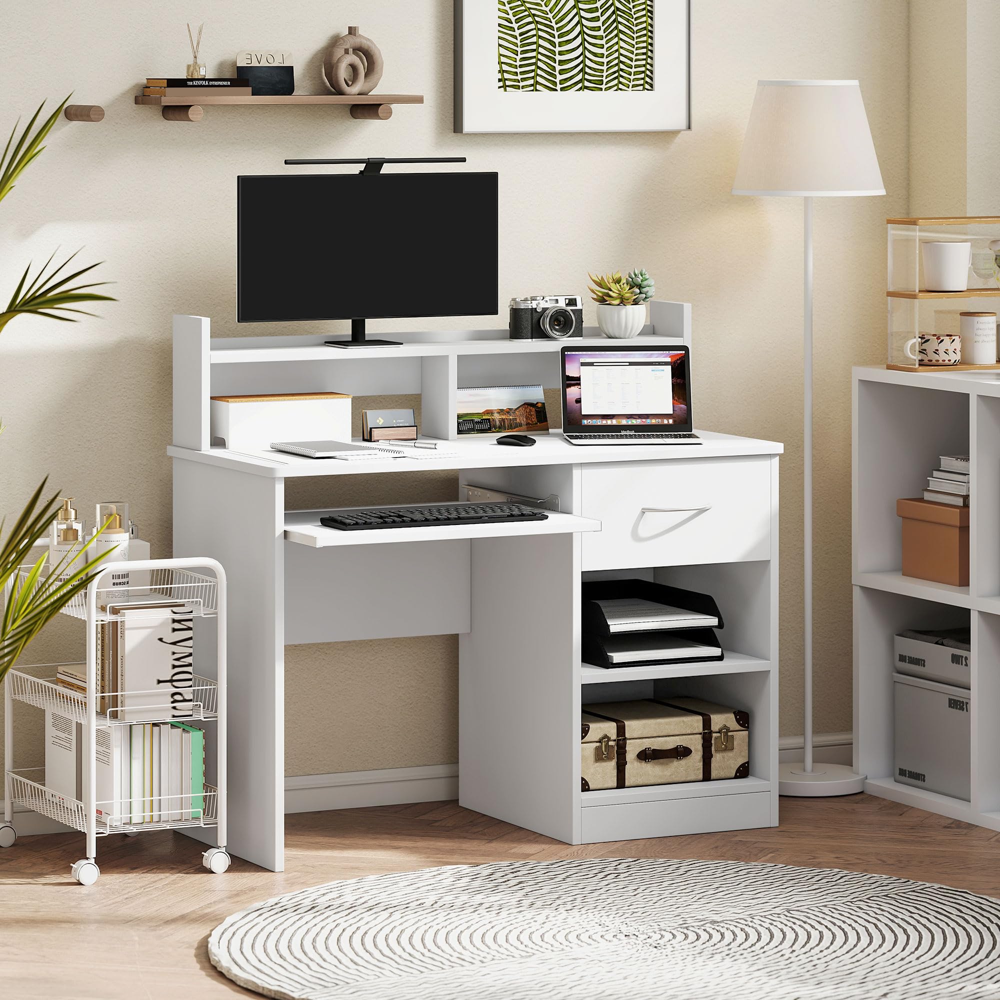 HOMCOM Scrivania per Computer Compatta, Scrivania PC Fisso in Legno Bianco con Ripiano Tastiera Estraibile e Mensole 104x48x95.5cm