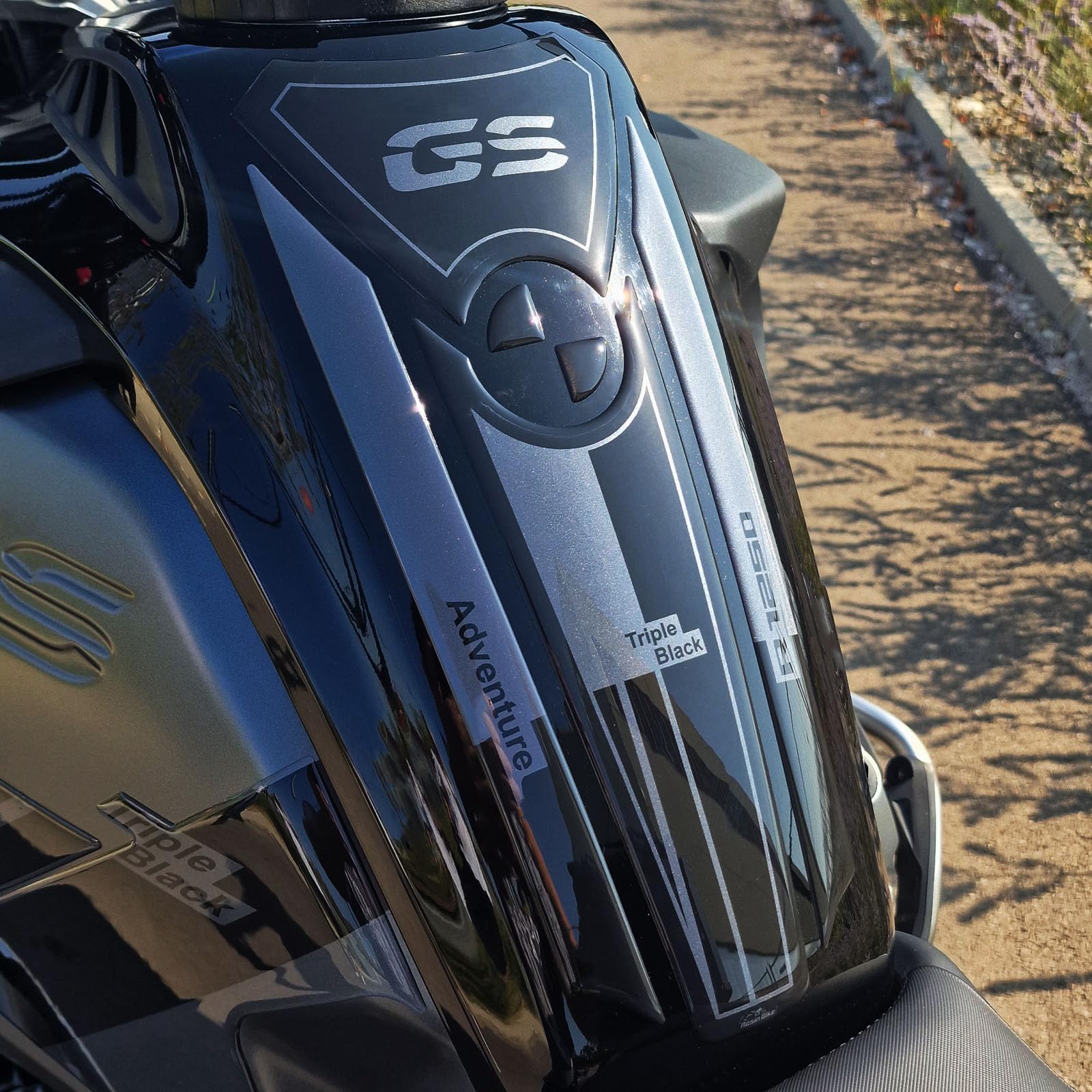 Resin Bike Autocollant Moto Compatibles avec BMW R 1250 GS Adventure Triple Black 2021-2024. Protection de Réservoir Moto Contre Les Chocs et Les Éraflures. Autocollant 3D Résinés