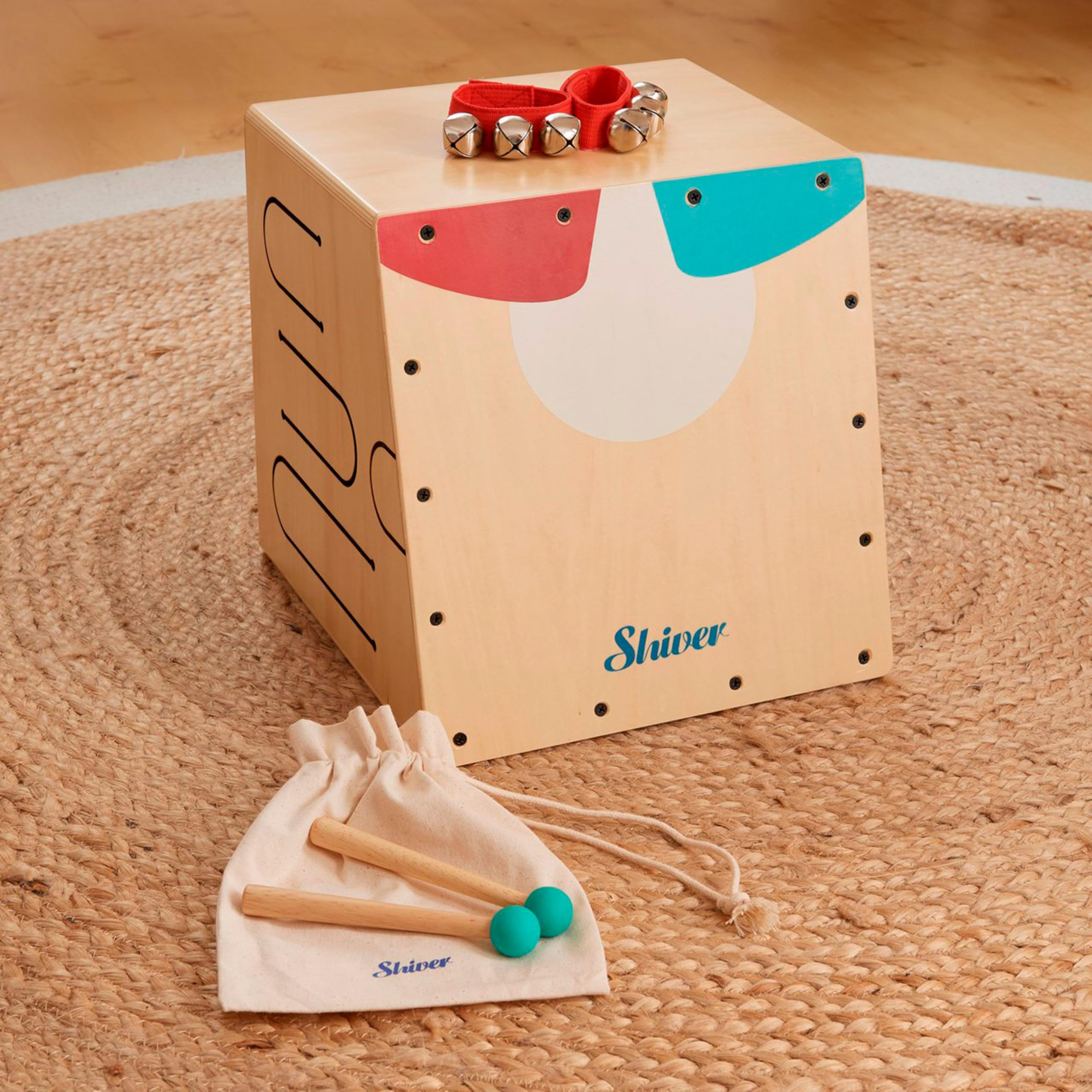 Le Cajon enfant Shiver Kids, léger et coloré, propose des zones de frappe variées pour éveiller le sens du rythme. Idéal pour les 5-8 ans, il inclut des accessoires pour une initiation complète.