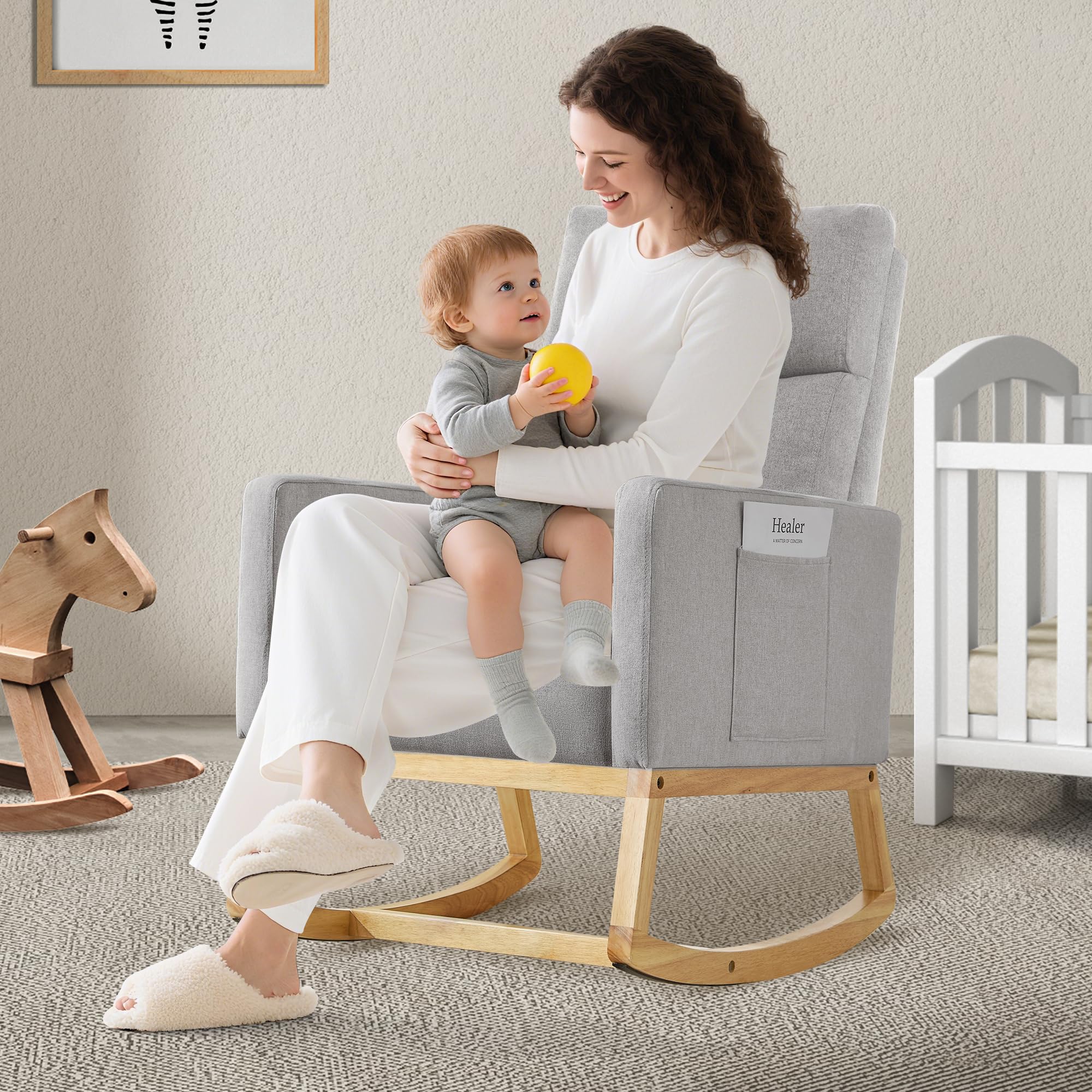 Mecedora para Lactancia, Respaldo Alto, de Lino, para Adultos, con Bolsillos Laterales y Base de Madera para Sala de Estar, Dormitorio, Color Gris Claro