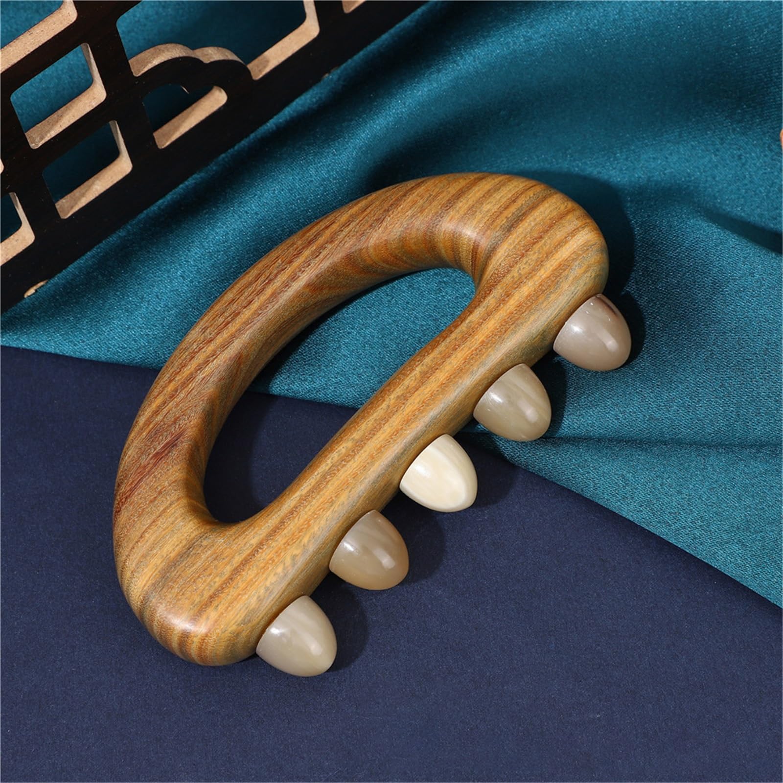 Maderotherapie corps en bois ovale pour massage du ventre et relaxation à la main