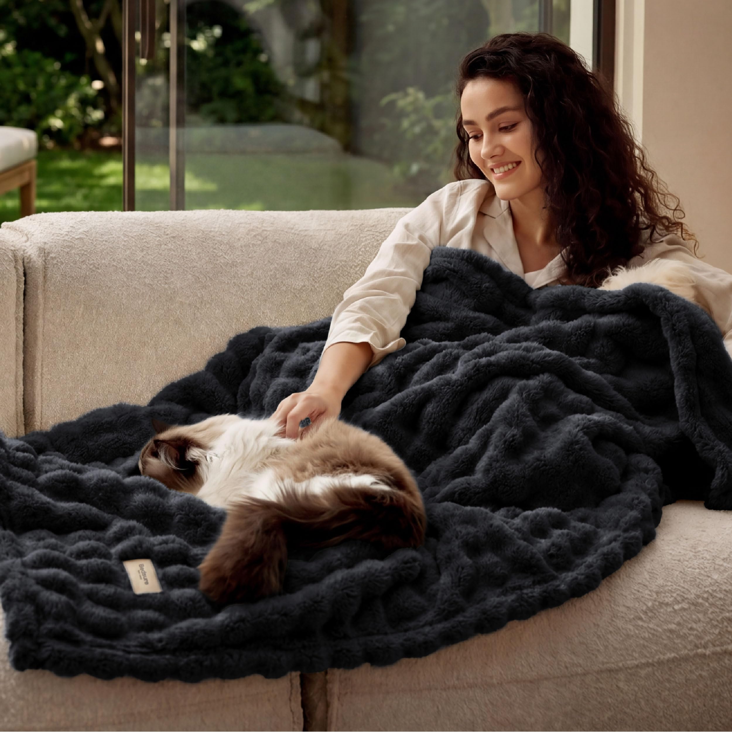 Bedsure Plaid Polaire Doux Bulle - Couverture, Noir, 220x240 cm | Plaid Canape, Couverture Chaude Lit, Cadeaux pour Femmes, Plaid Décoratif Salon Chambre, Couvre-lit Léger
