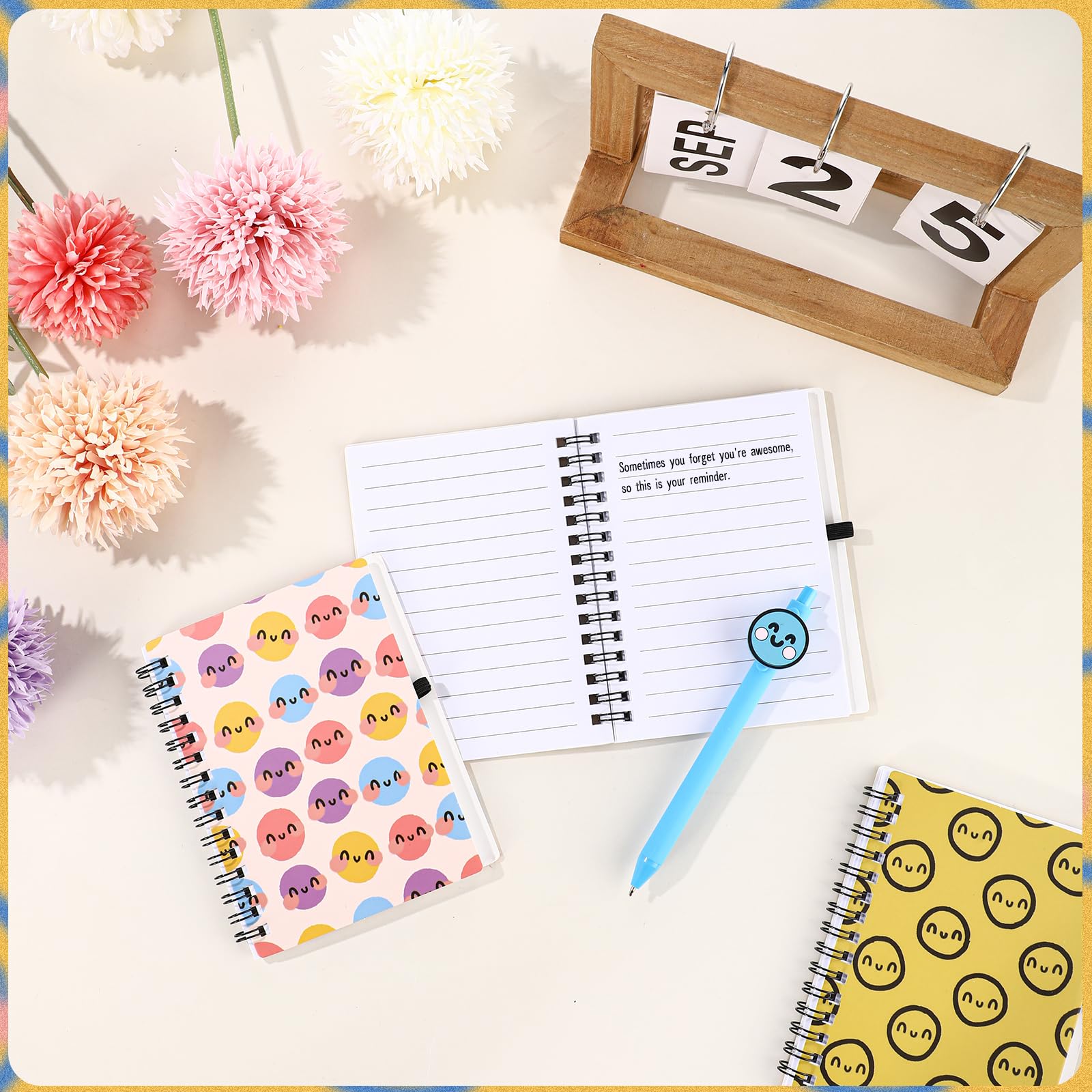 Sinload Lot de 24 carnets à spirale en vrac avec stylos à bille Preppy Positive Smile - Cadeau de bienvenue pour les étudiants, la rentrée scolaire, les enseignants, les collègues (journal ligné)