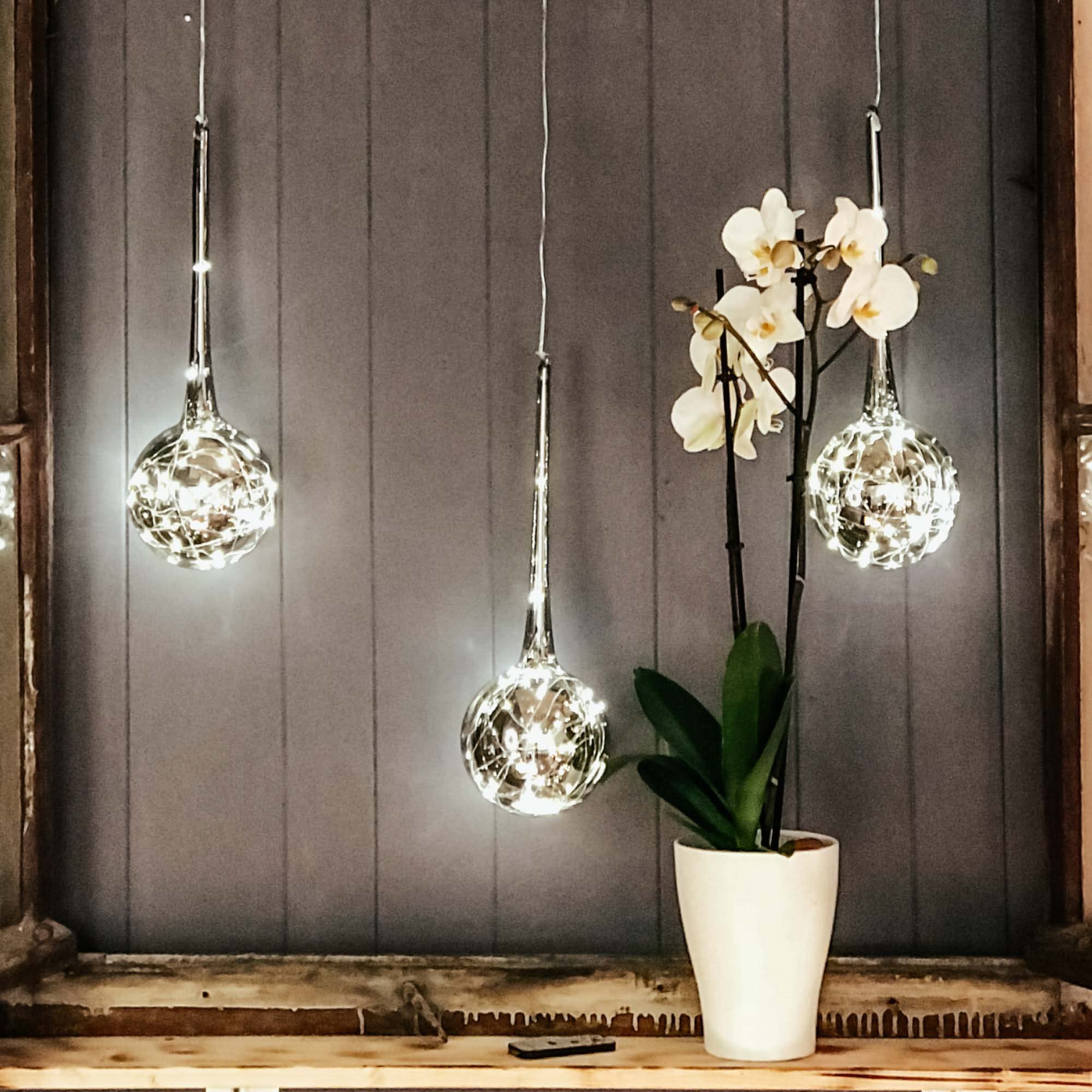 hellum LED Glaskugel hängend mit Lichterkette mit Timer und Fernbedienung, 3er set Glaskugel < 59lm, mit 3x30 warmweiße LED, rauchgraues Licht H40 ø13cm, 59 lm, Dekoration Licht, 578782 | Glaskugeln rauchgrau & Kupferdraht Tauperlen Licherkette 3x90 LED,