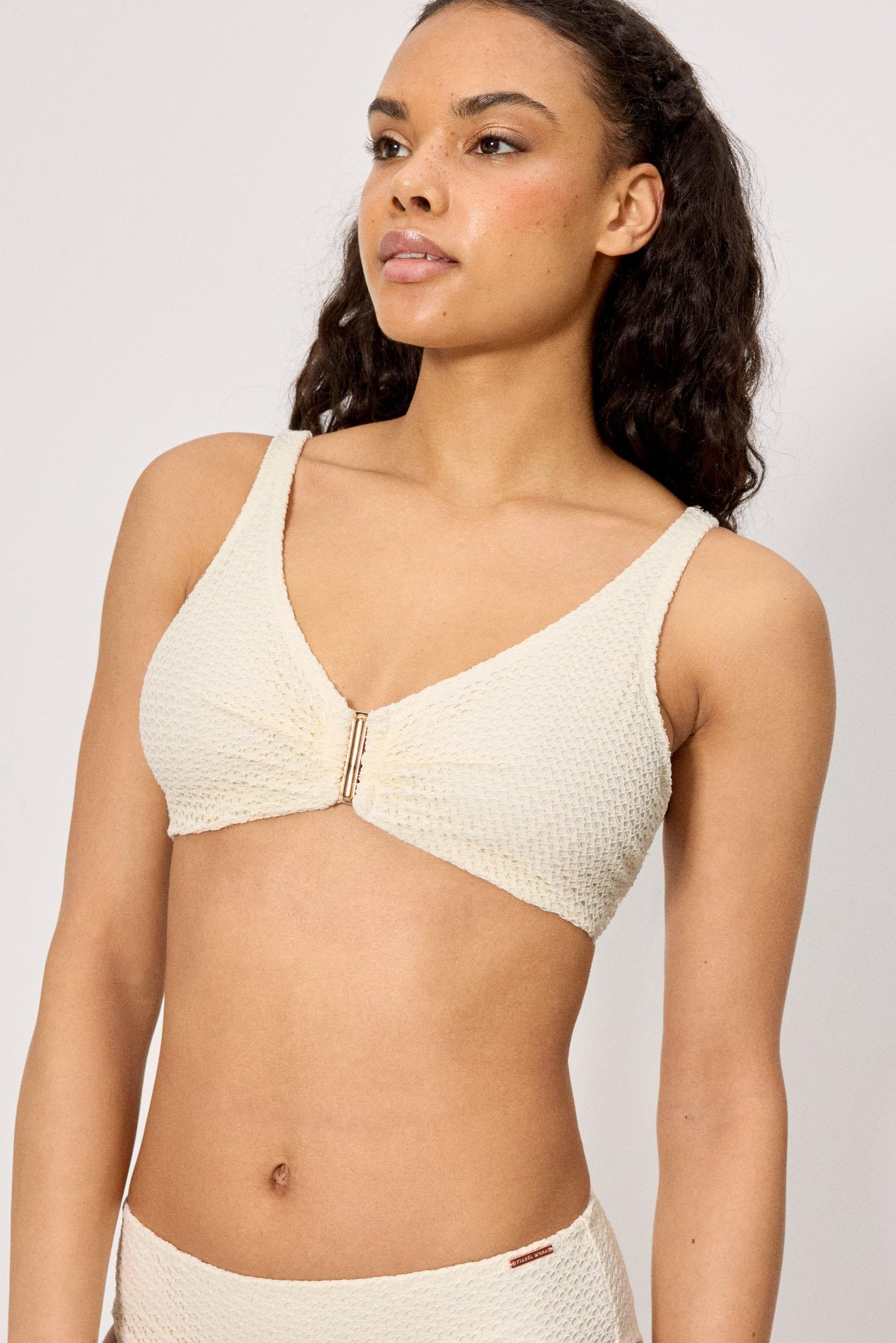 YSABEL MORA. Top Bikini Reductor Tejido Calado. con Aro Sin Relleno. Tirantes Regulables Multiposición. Reduce Proyección del Pecho con Compresión En Copa Y Espaldilla .Colección Sand.