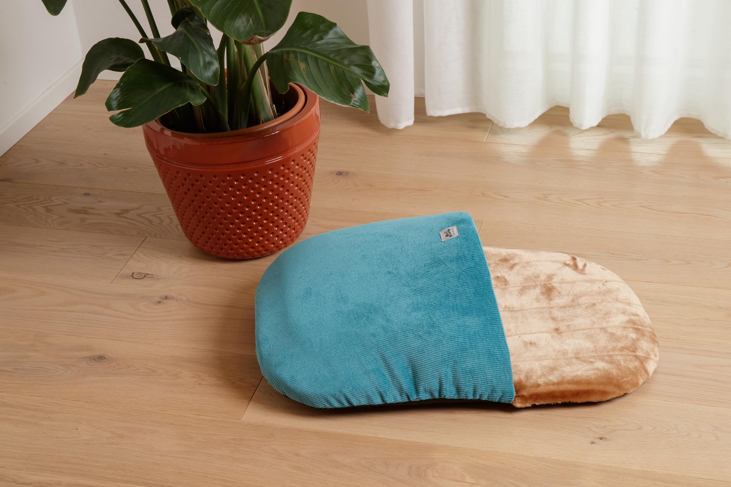 Cuccia a Tana per Cani Piccoli e Gatti – Effetto Rifugio Morbido e Avvolgente – Letto a Forma di Ciabatta – Lavabile in lavatrice– Made in Italy – Tessuti Riciclati