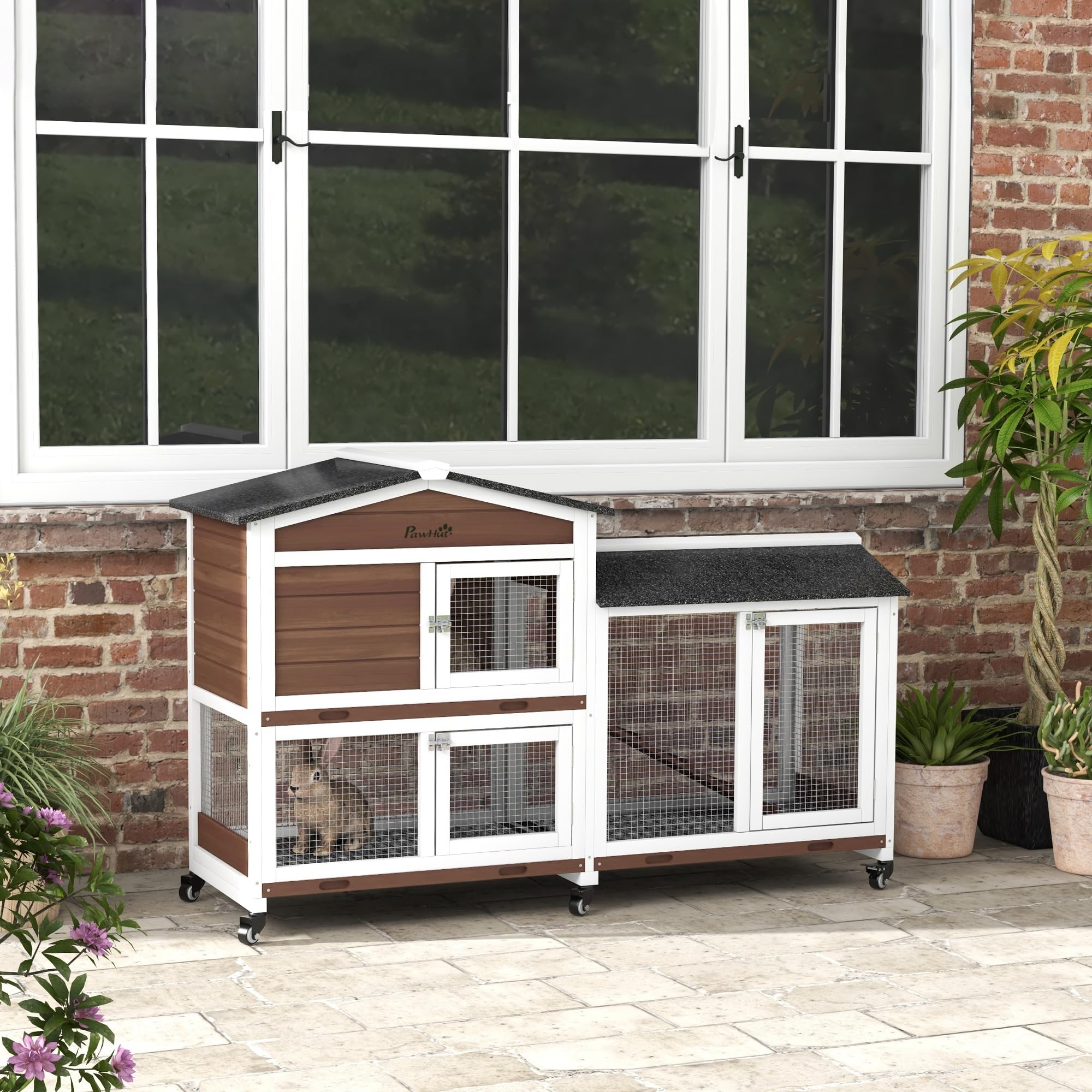 PawHut Conejera de Madera con Ruedas 157,4x53x99,5 cm Jaula para Conejos Grande con Techo Asfáltico Bandejas Extraíbles y Rampa para Exterior e Interior Marrón