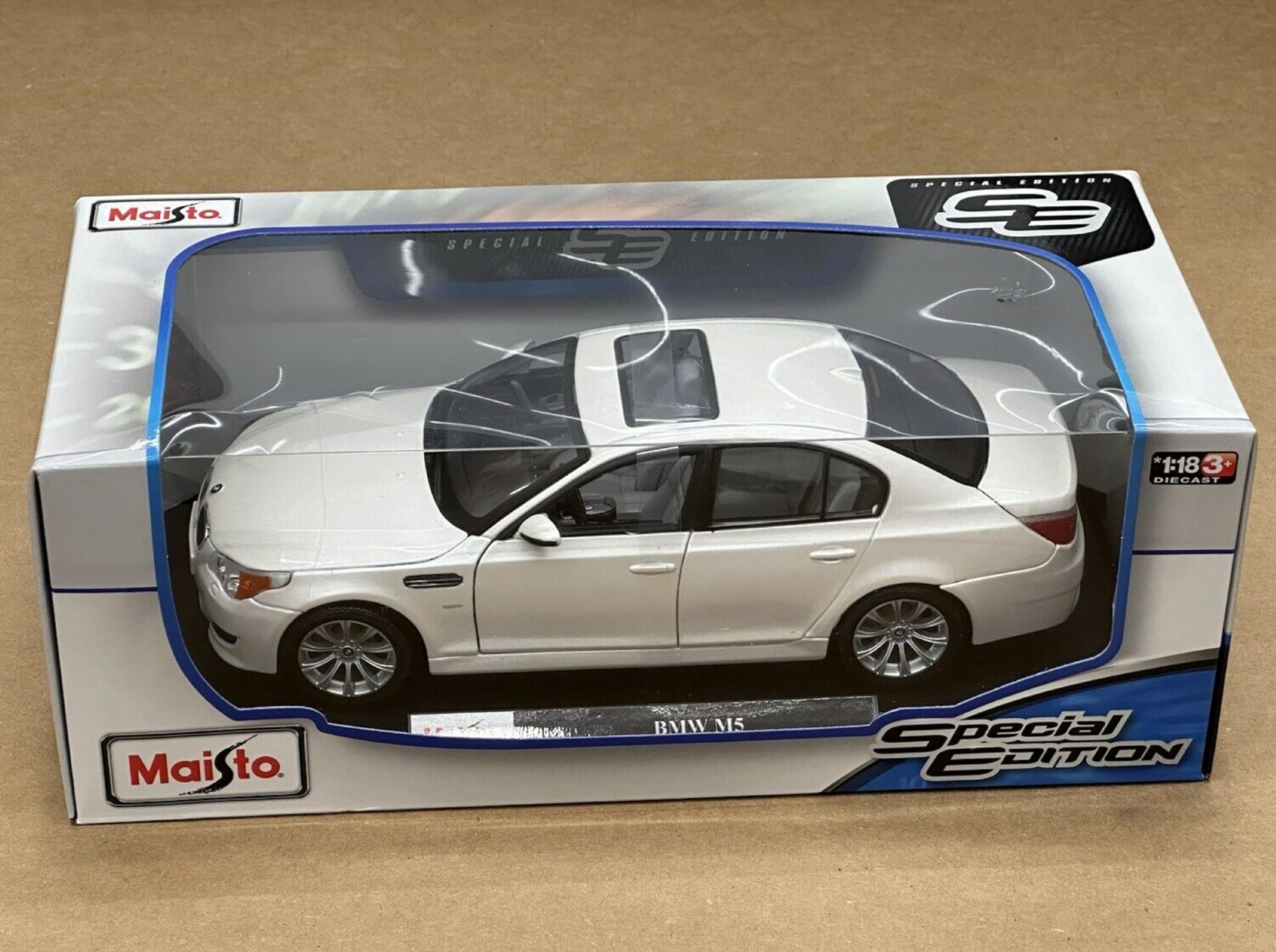 BMW M5 1/18スケール ミニカー Maisto BMW M5 With Custom Wheels On