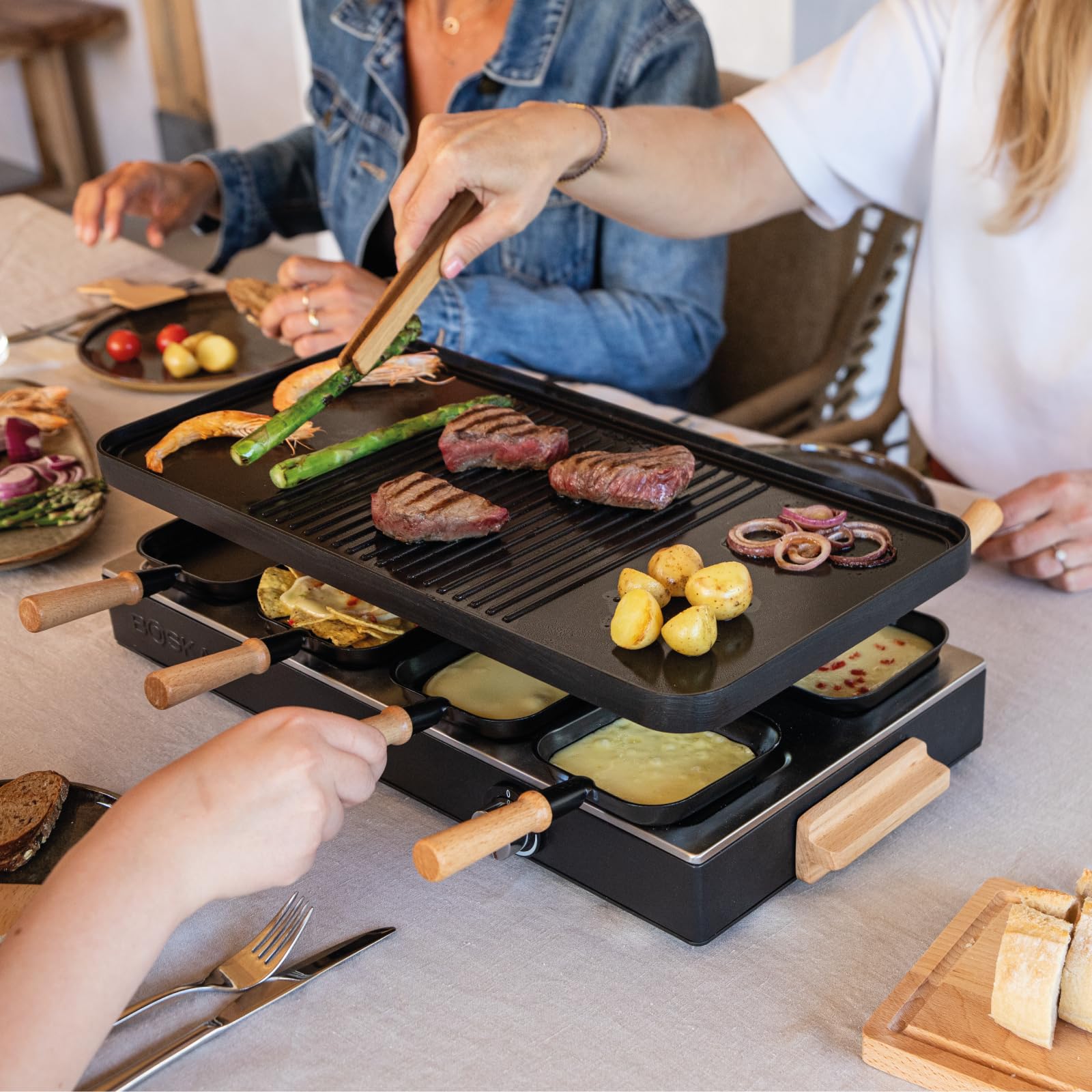 BOSKA Raclette Grill Party – Raclette 8 Personen – PFAS-frei – Keramische Grillplatte – Griffe aus Buchenholz – Wendeplatte aus Aluminium – Schwarz