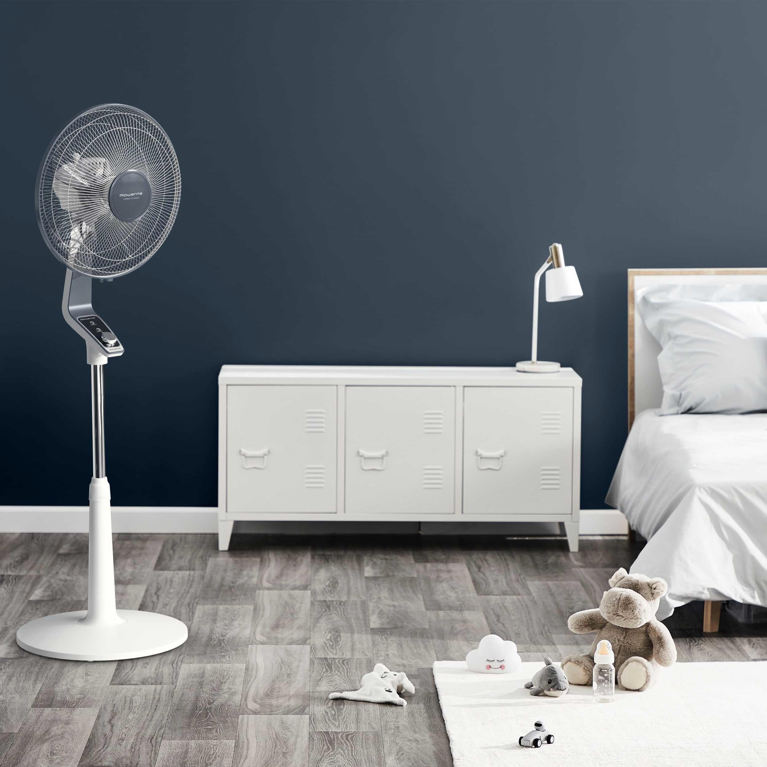 Rowenta VU5645 Turbo Silence - Ventilatore a pavimento ultra silenzioso con modalità notturna 45 dB, regolabile in altezza, portata 8 m, 4 livelli di velocità, funzione girevole, estremamente forte -