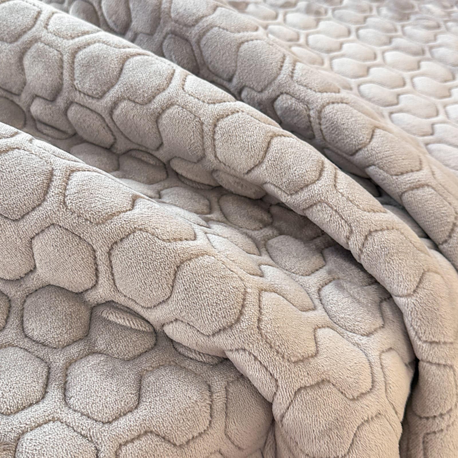 Odot Cache Sommier Flanelle, Jupe de Lit a Volant Cache-Sommiers Matelassée Doux Microfibre Bordure en Dentelle Drap Housse Élastique avec Jupe Drap Housse Lavable (Gris Clair,180x200cm)