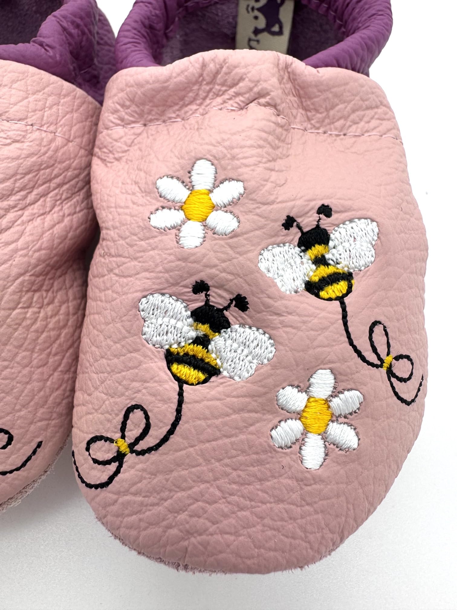 Generisch Personalisierte Krabbelschuhe Lederpuschen mit Bienen und Blüten | Altrosa/Magenta | Lauflernschuhe Baby | Handgemacht in Paderborn | Geschenk