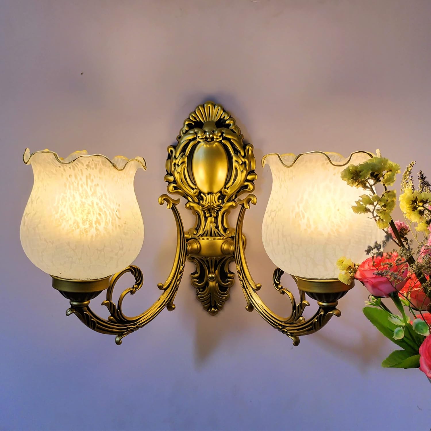 Retro Wall Sconce, 2-Light Vintage Wall Lights with Flora Glass Shade, Antiqued Vanity Wall Light Fixtures for Bedroom Living Room Bathroom Hallway Corridor Kitchen （Brass）