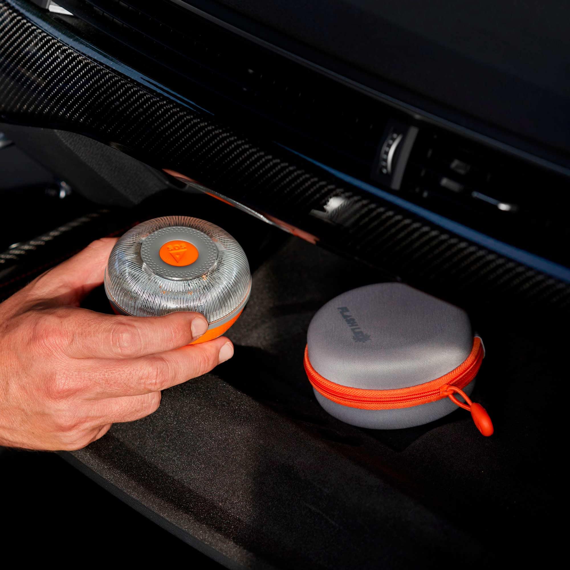 FlashLED Notlicht V16 DGT 3.0 mit Hülle, mit Geolokalisierung, App inklusive, SIM-Karte und kostenloser Datendienst bis 2038, magnetischer Boden
