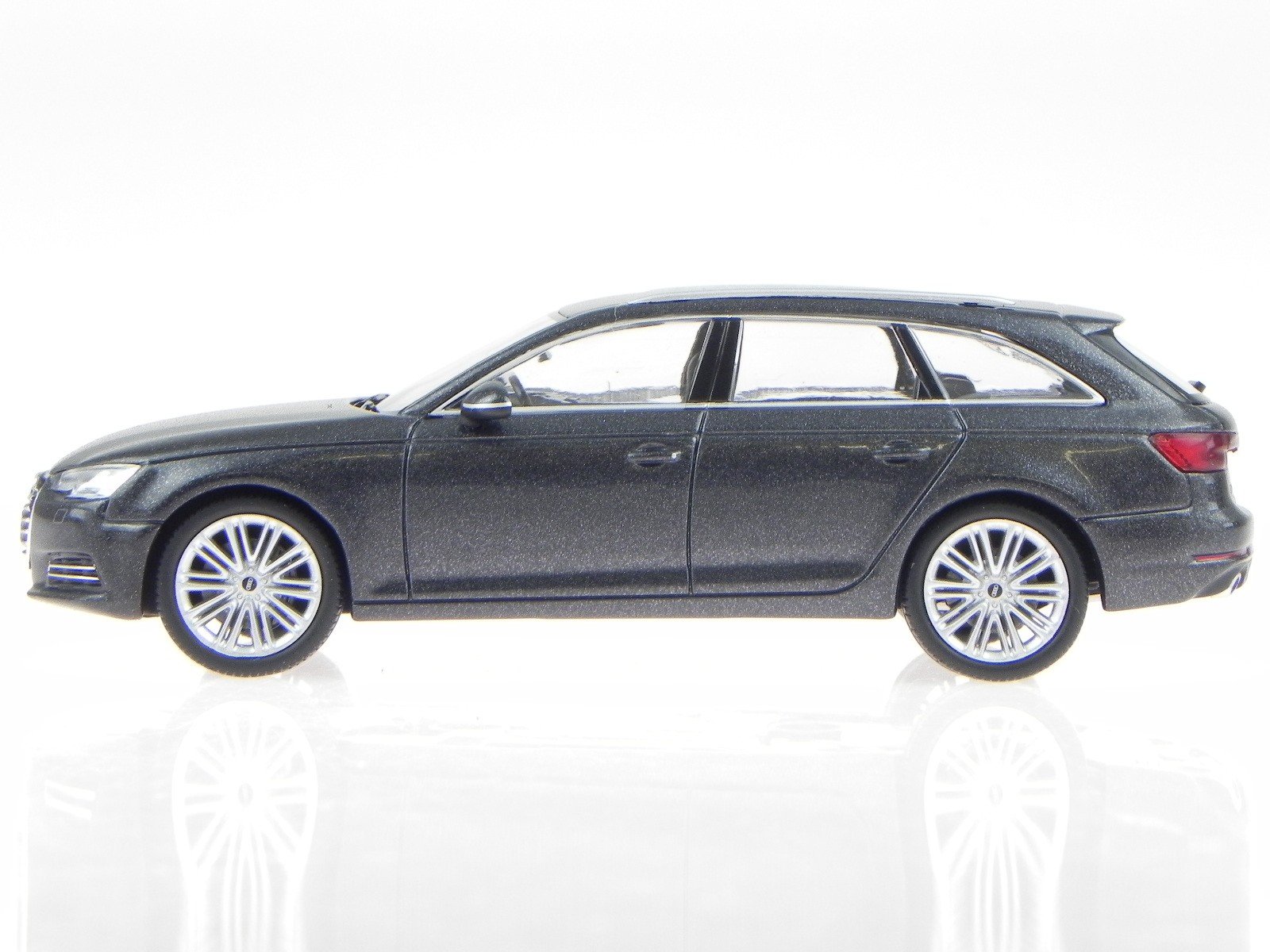 Spark Audi A4 B9 Avant 2015 Daytona grau Modellauto 1:43