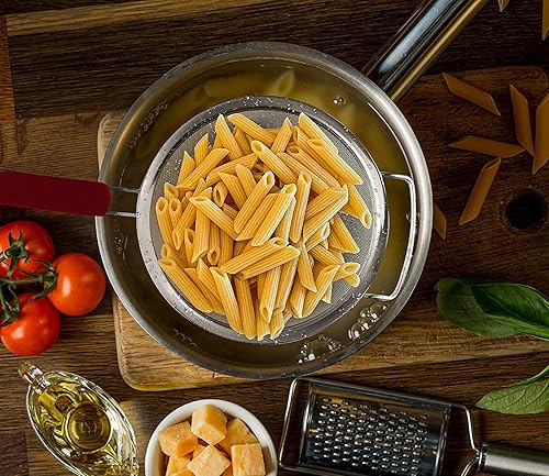 Miniatura 2 de Colador grande de malla extrafina de 9 pulgadas con mango de goma termoplástica - Tamiz de malla fina de acero inoxidable - Ideal para colar pasta,