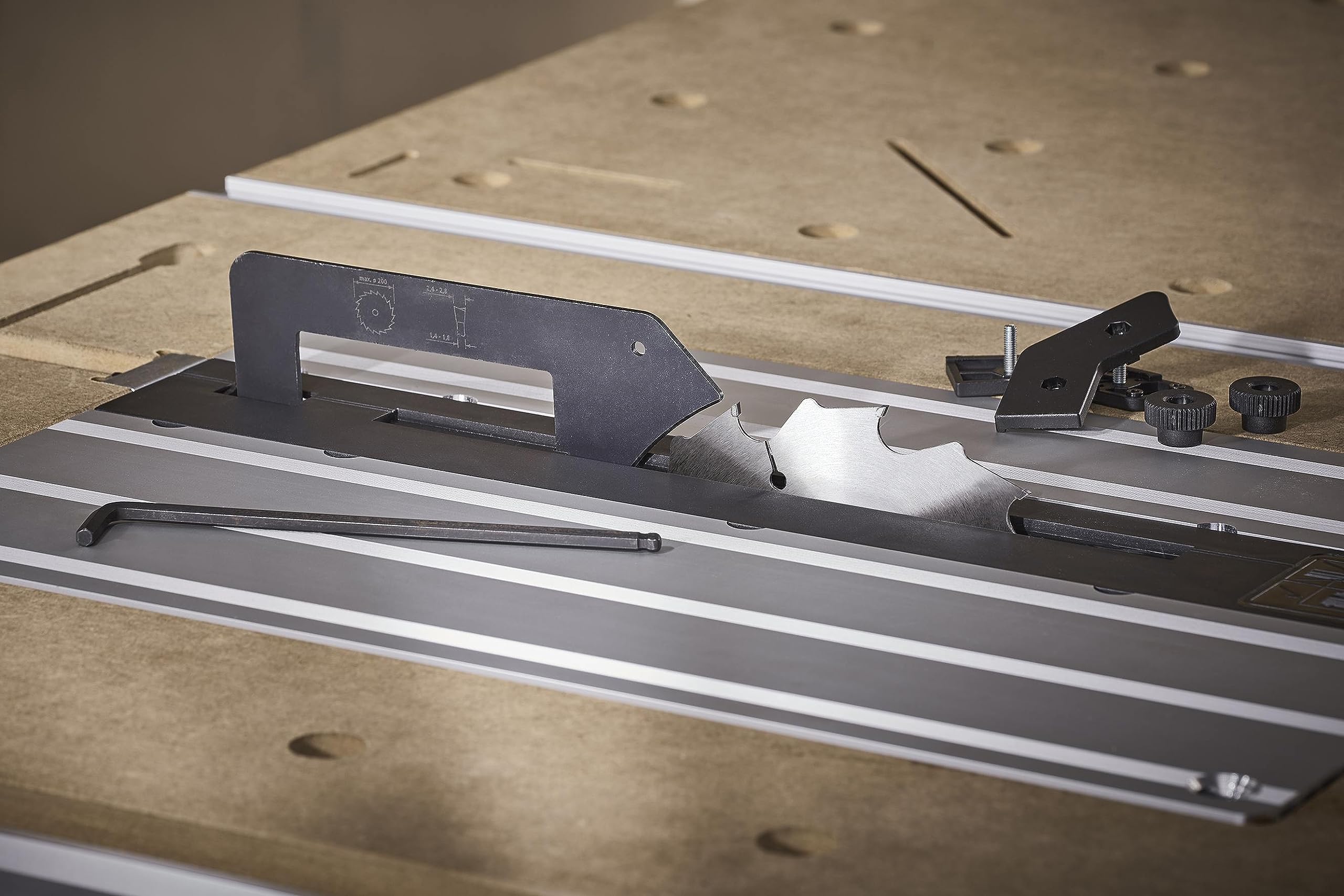 wolfcraft Klin rozszczepiający do MASTER cut 2500 + 2600 I 6916000 I Do bezpiecznej eksploatacji ręcznych pilarek tarczowych z tarczą Ø maks. 159 mm niewyposażonych w klin rozszczepiający