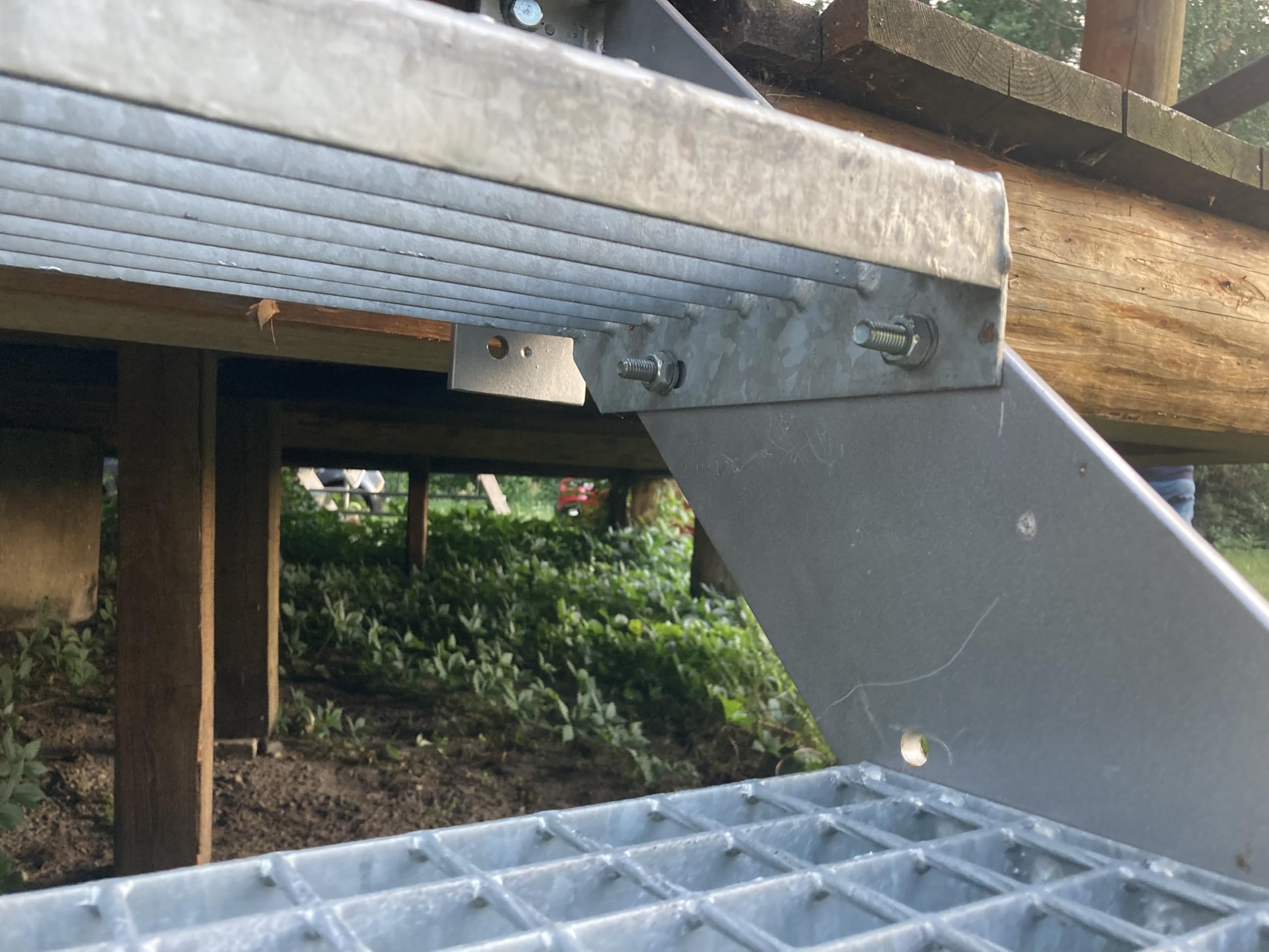 Metallstufe 600x240 mm | 30x2 mm | Maschenweite 34x38 | verzinkt Gitterroststufen Treppenstufen Metall Stufe