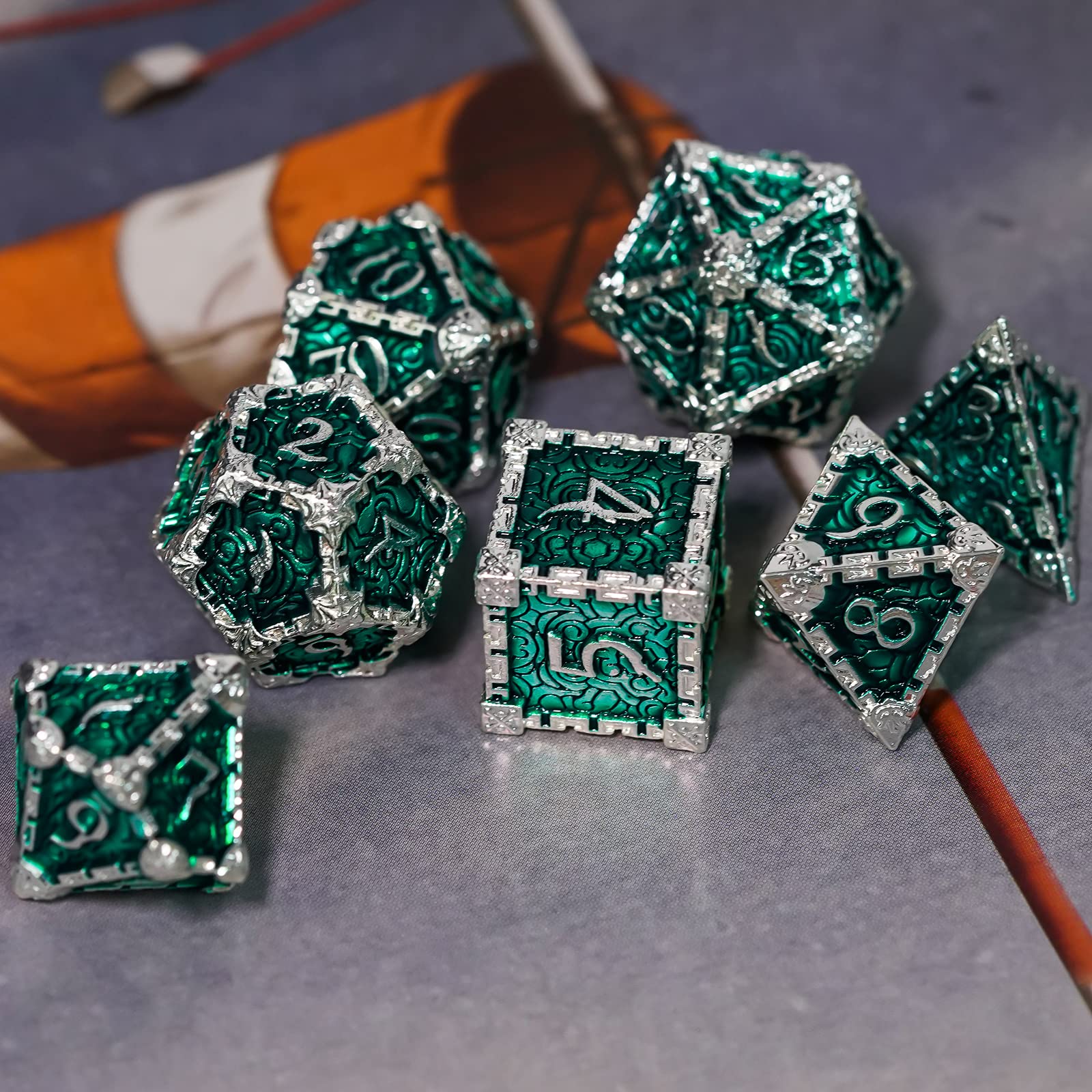 Cusdie 7 dados de metal con caja de metal, juego de dados poliédricos con diseño de daga, para juegos de rol, dados D&D Pathfinder (verde plateado)