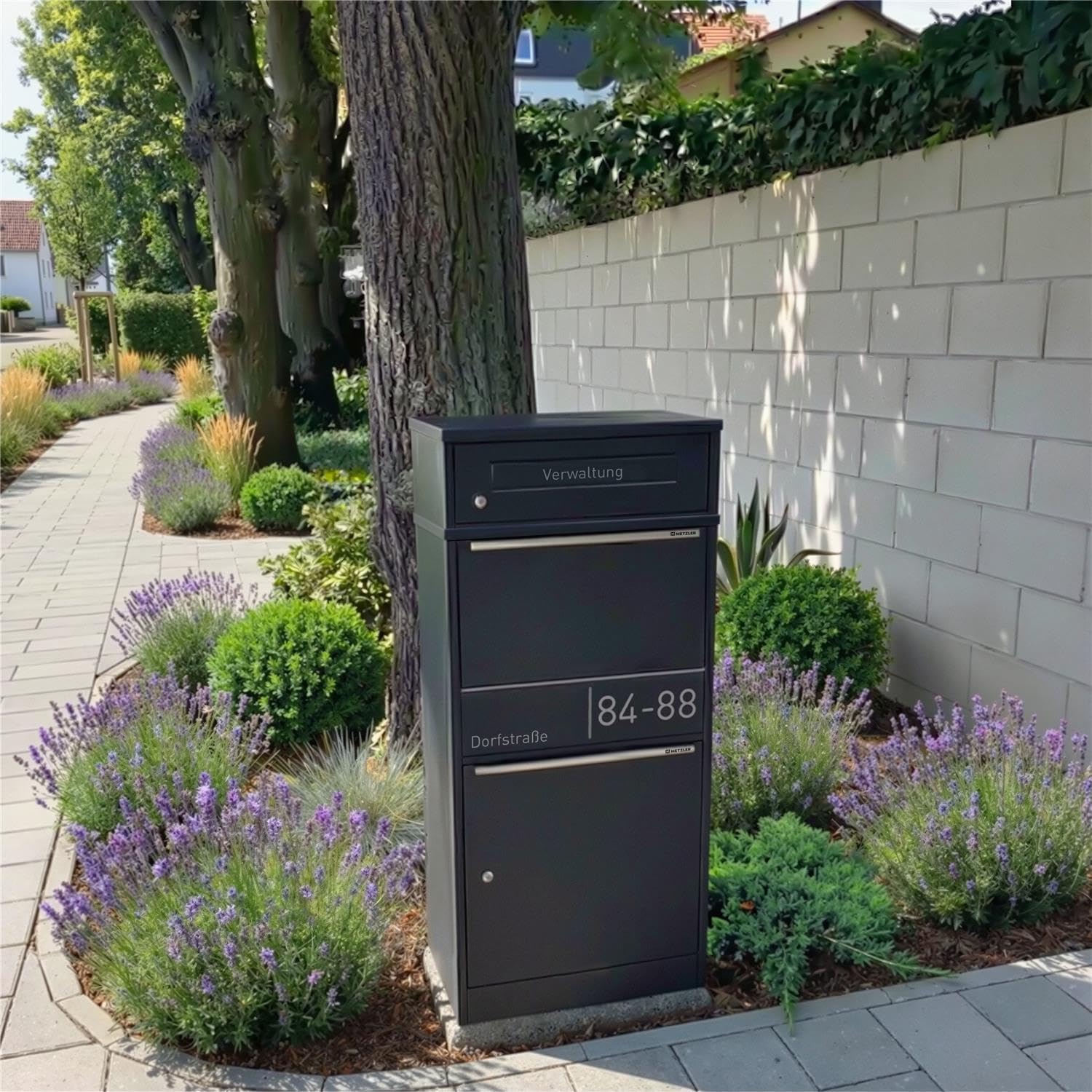 Metzler Paketbox draussen groß in Anthrazit - Briefkasten mit Paketfach personalisiert mit Gravur - Standbriefkasten mit Edelstahl Namensschild pulverbeschichtet in RAL 7016 rostfrei und massiv