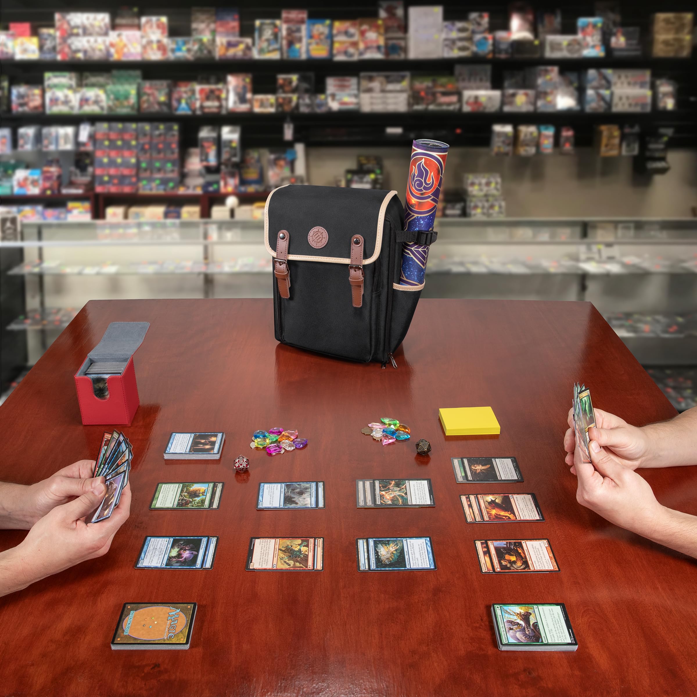 ENHANCE Designer Edition Kompakter MTG-Rucksack mit anpassbarem Innenraum für Magic: The Gathering, Lorcana & mehr - Zubehörfach für Würfelbeutel, Boosterpacks, Tag Tracker, Playmat-Fach (Schwarz)