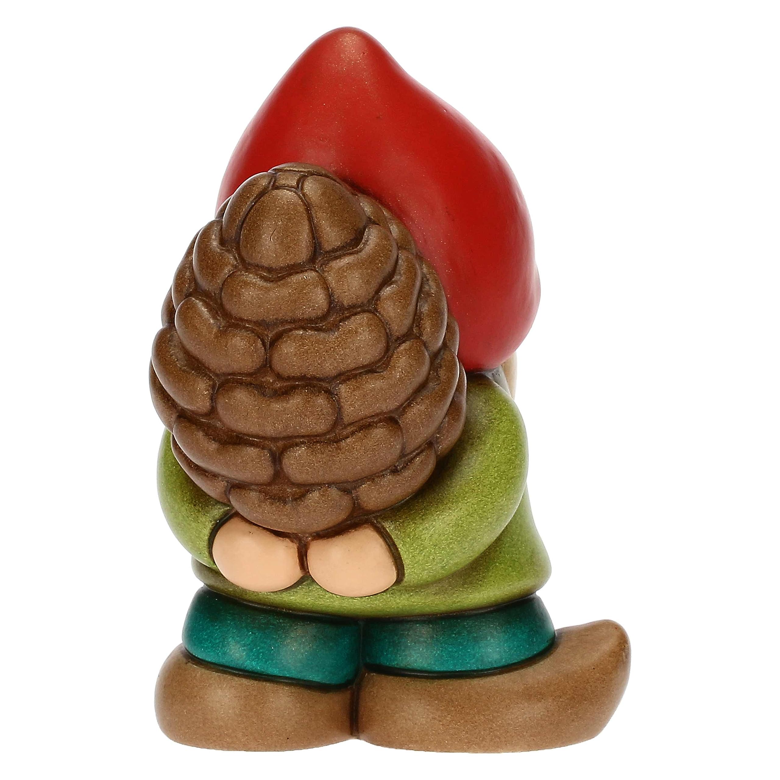 THUN, Gnomo Oliver con Pigna in Ceramica Decorata a Mano, Linea Bosco Magico, 7x5.8x9.5 cm h