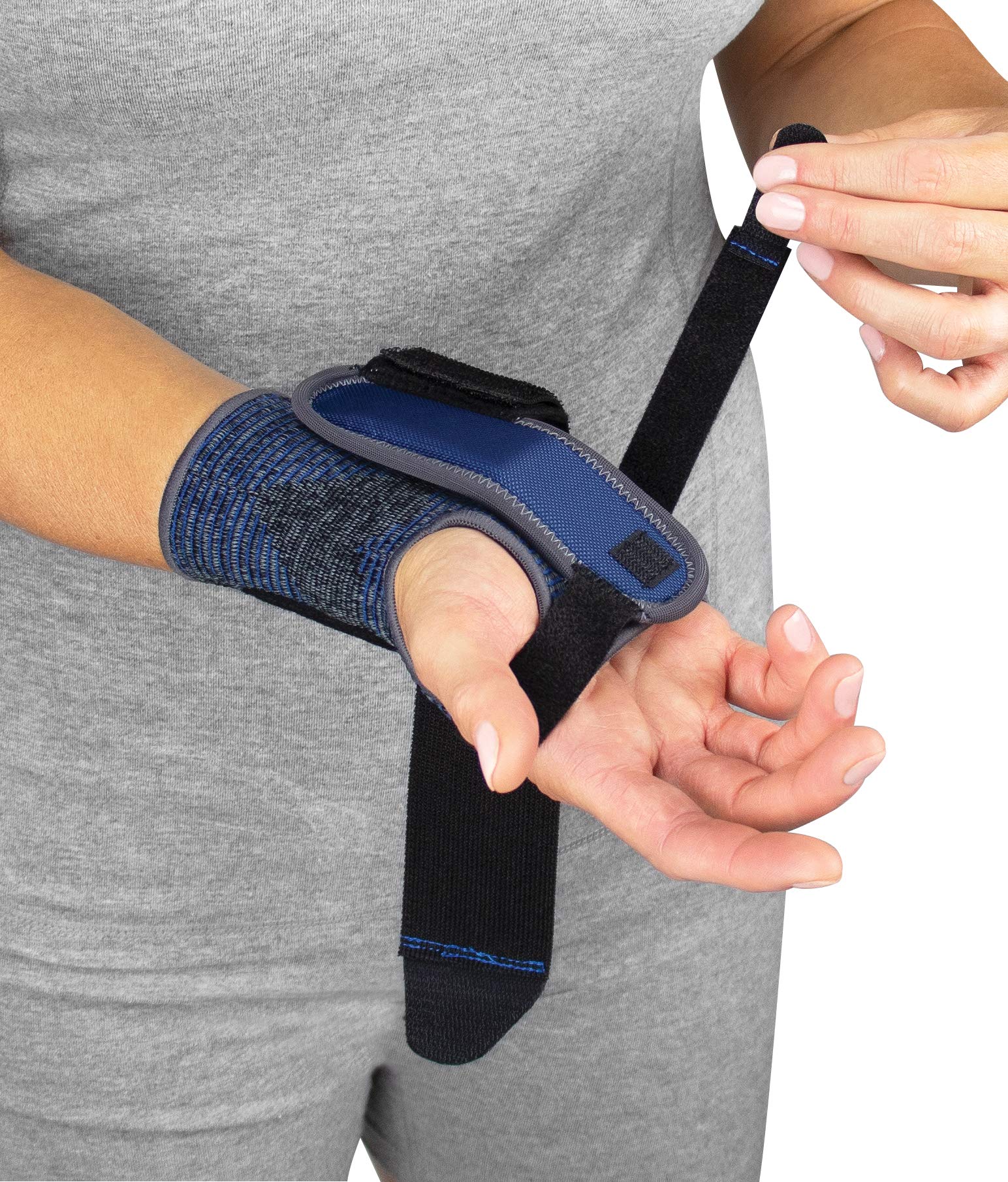 MUELLER Sports Medicine Reversible 3-in-1 Wrist Brace, Wrist Pain Relief Support for Men and Women, Ideal for Carpal Tunnel, Tendinitis, Arthritis, Black/Blue, One Size