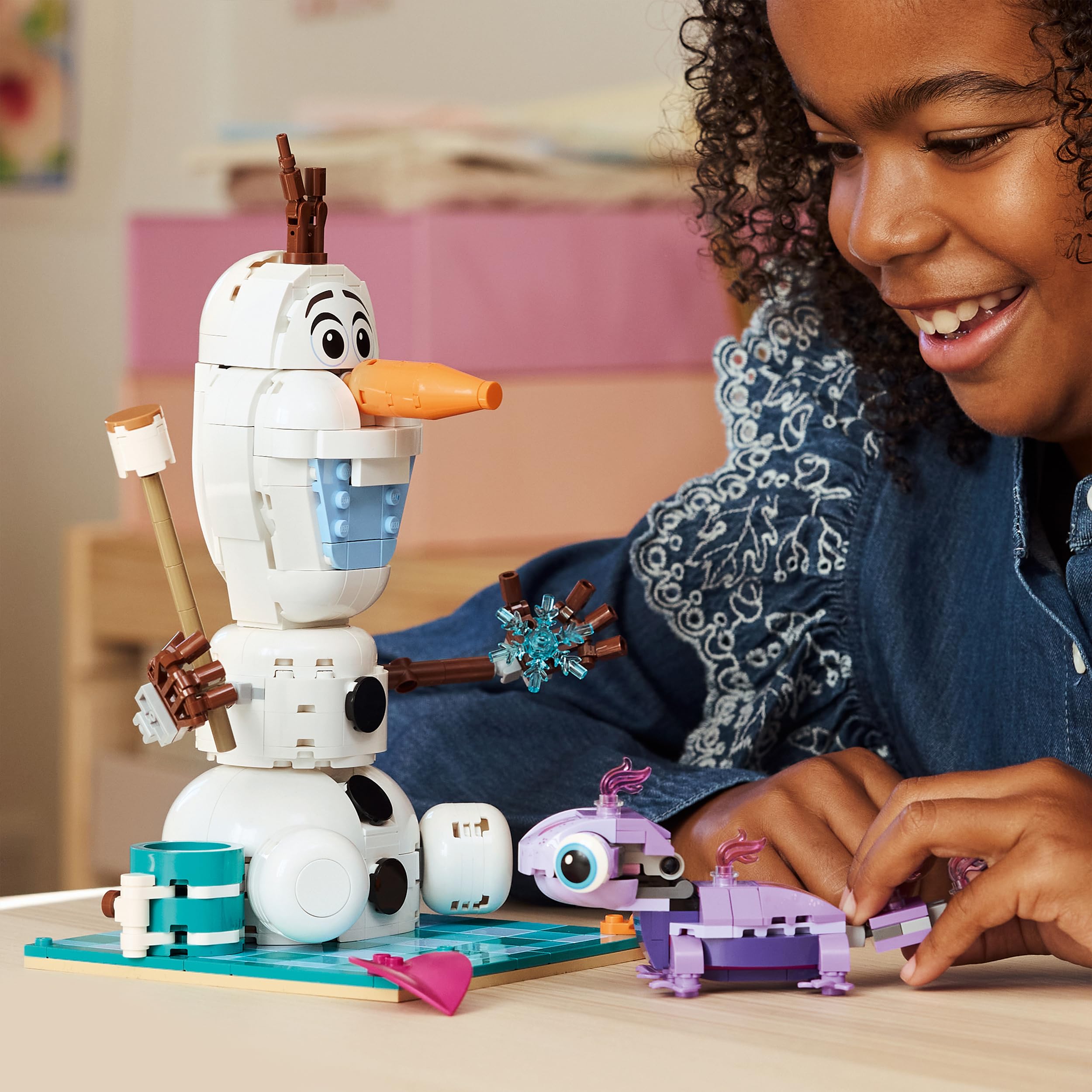 LEGO | Disney Frozen Divertido Pícnic de Olaf y Bruni de Juguete - Figura de Muñeco de Nieve con Mantel y Accesorios de Pícnic - Decoración del Dormitorio - Regalo para Niñas de 7+ Años y Fans - 43287