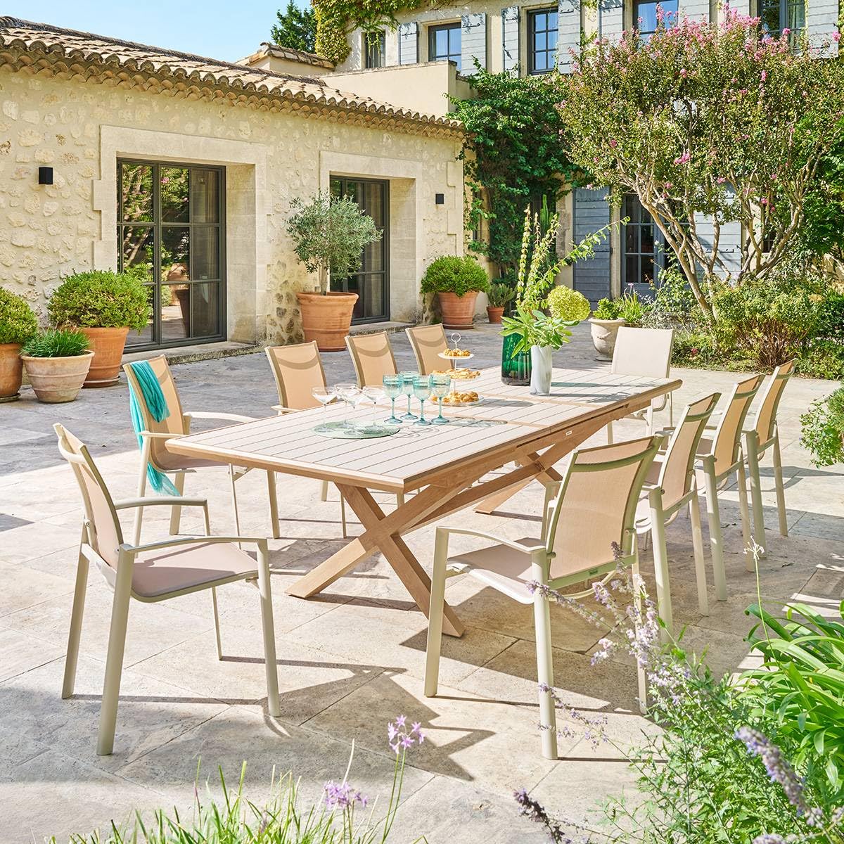 Hespéride - Table de Jardin Extensible Axiome Argile/Miel - 10 Places - Aluminium Traité Epoxy Antirouille - Meuble d'Extérieur à Rallonge Automatique