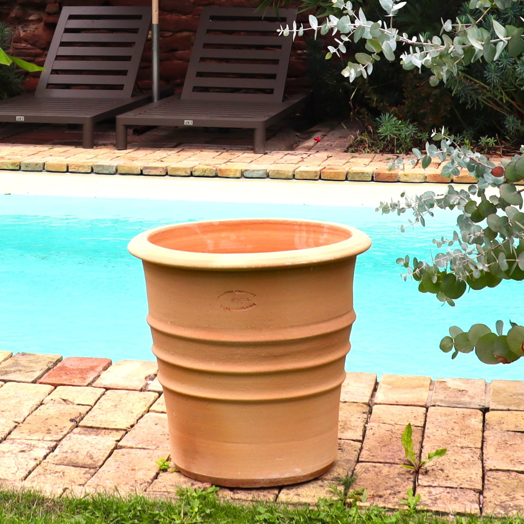 Handgefertigter Blumentopf „Aster“ aus Terracotta, 40 cm hoch, frostfest & winterhart. Mit Auslaufloch für optimale Drainage – ideal für Garten, Balkon & Terrasse, mediterranes Design.