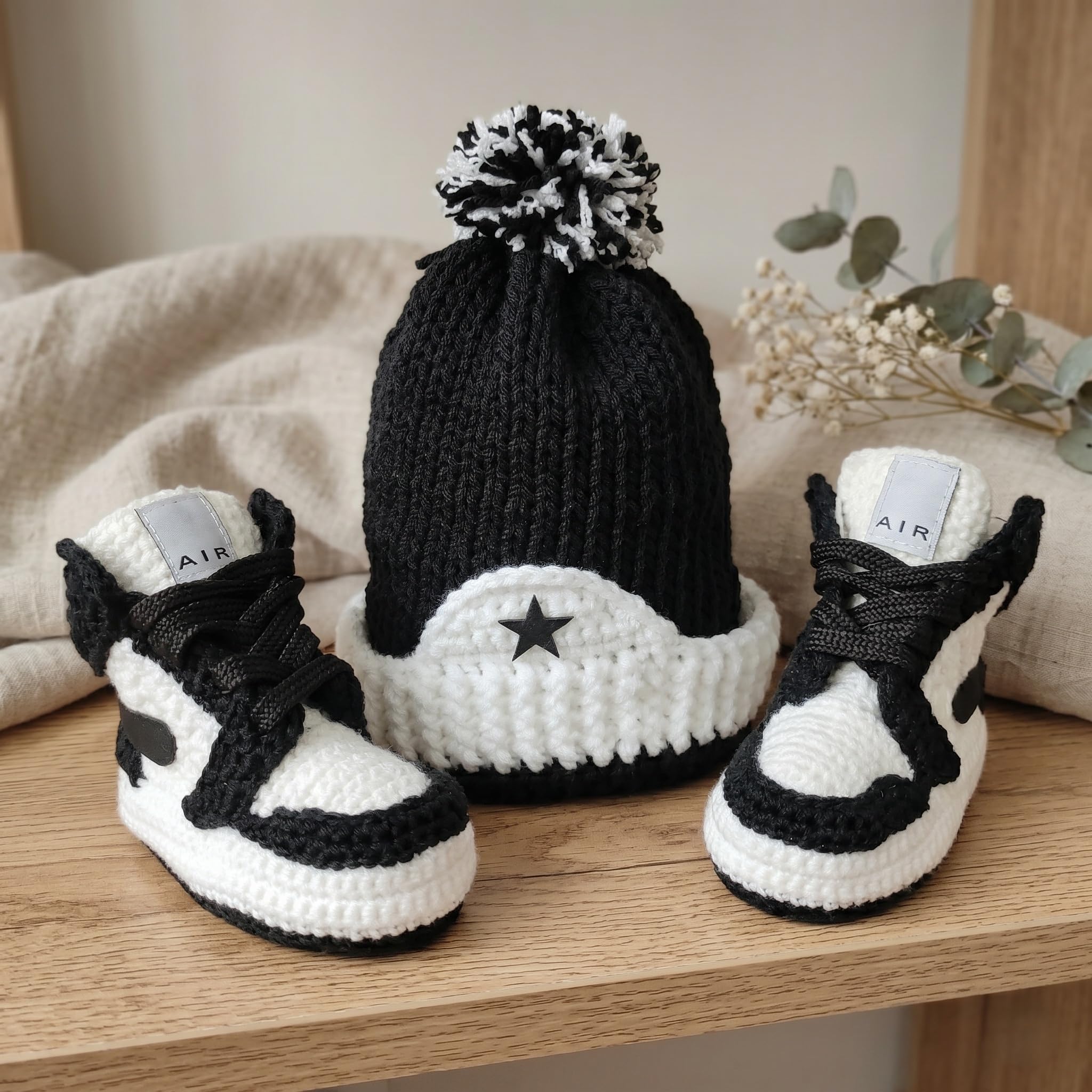 Häkel Baby Jordan Sneaker Booties und Mütze Set Schwarz Weiß für Neugeborene Jungen Mädchen, Basketball High-Top Krabbelschuhe, Heimkehr-Outfit, Babyparty Geschenk, 0-3M 3-6M 6-9M 9-12M