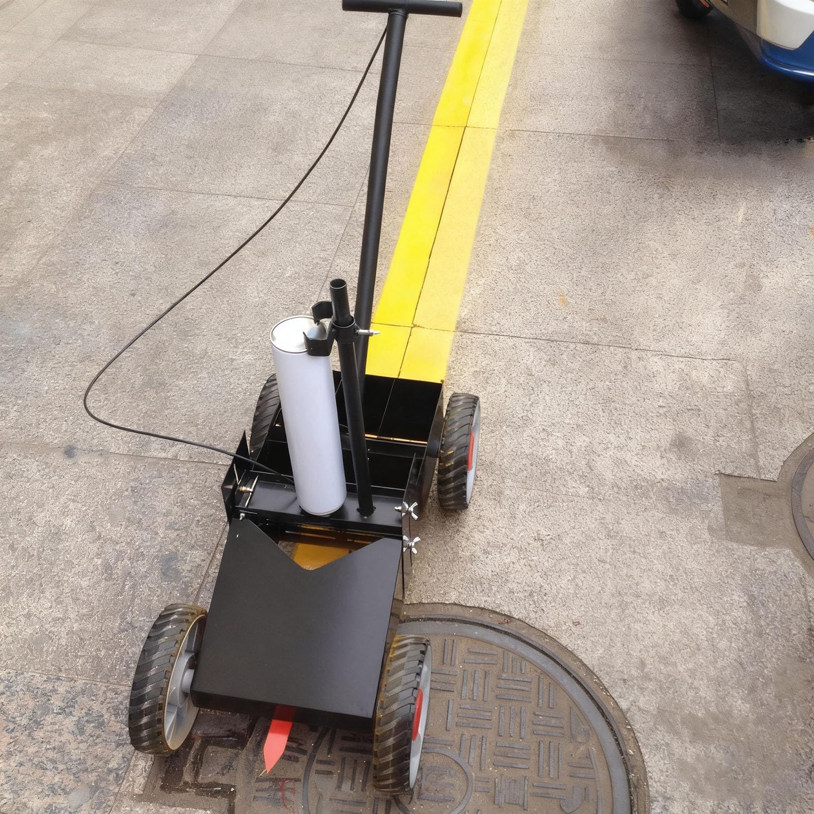 Machine de marquage de parking et traçage de terrains sportifs