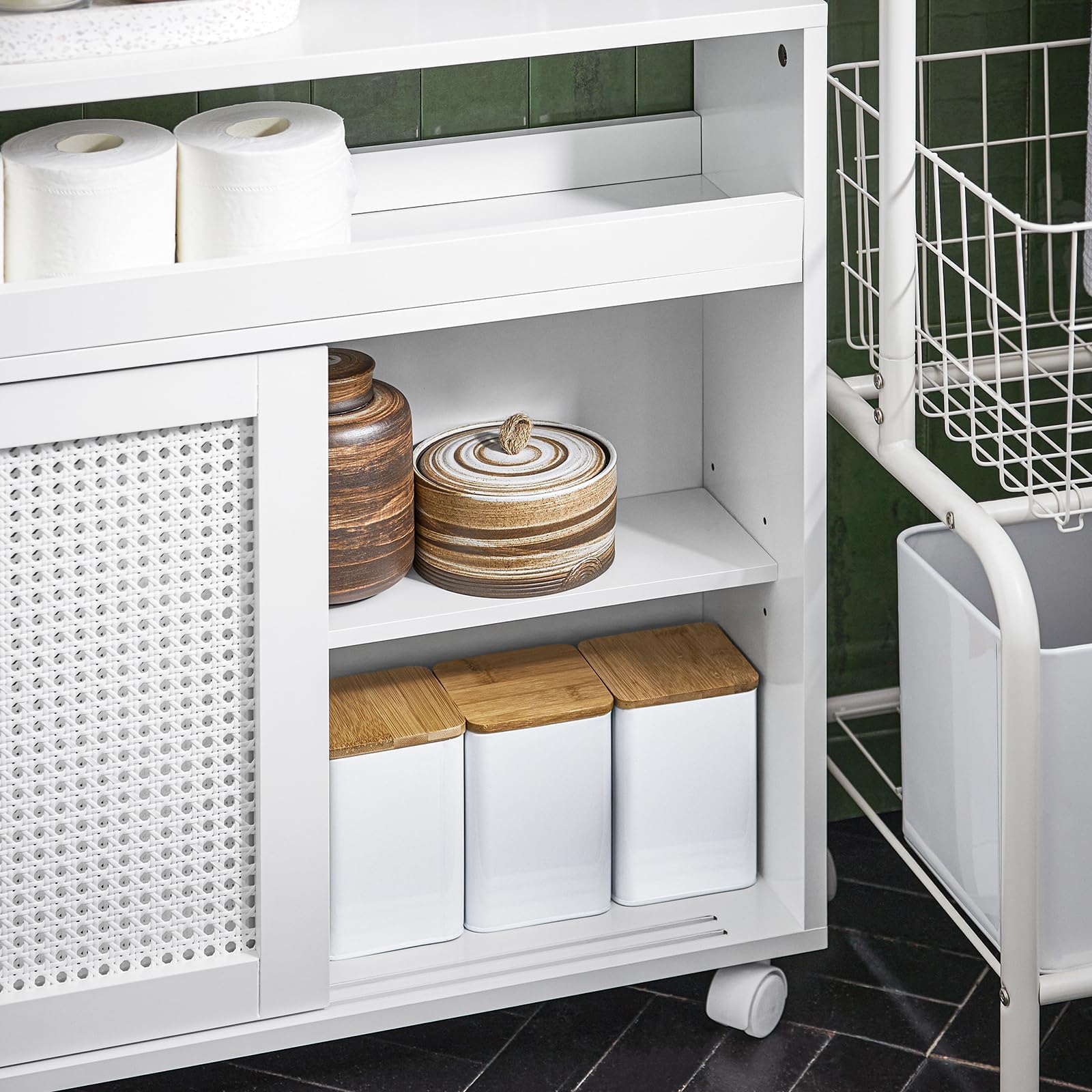 SoBuy schmaler Badezimmerschrank mit Rollen – Nischenschrank 20cm – Badschrank zur Aufbewahrung von Toilettenpapier – Badmöbel aus Holz mit höhenverstellbaren Einlegeböden, Weiß, 20x70x65cm, BZR119-W