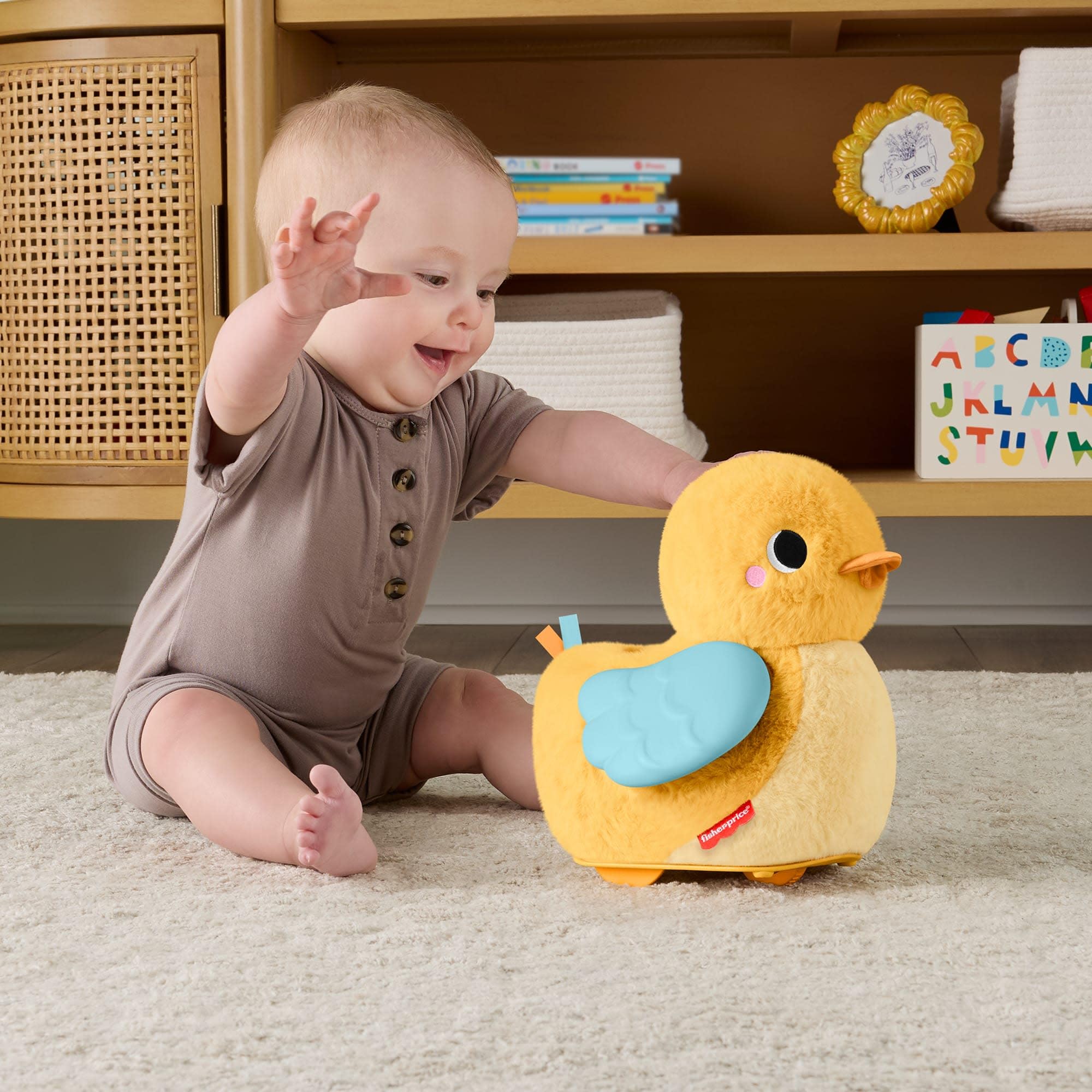 Fisher-Price 4-in-1 Kuschel- und Krabbelente Babyspielzeug | Musikalisches Plüschtier, Watschel und Flatterbewegung, für Bauchlage und Krabbeln, Babys ab Geburt, JMX99