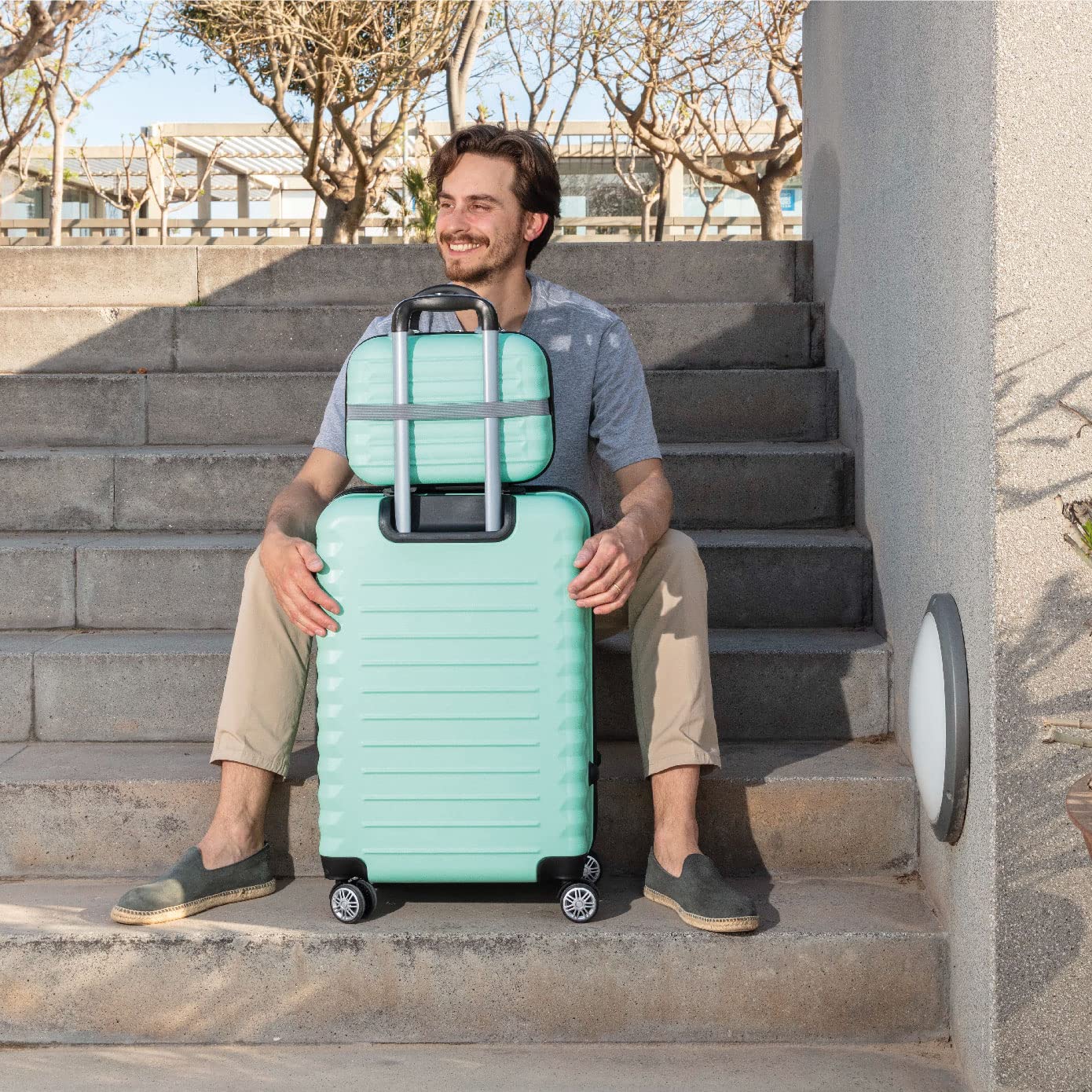 NUMADA-Juego de Maletas Rígidas 3pzs. Maleta Cabina 53cm, Maleta Mediana 63cm y Neceser. Set de Maletas de Viaje ABS Eco Friendly, 4 Ruedas Dobles, Resistentes, Ligeras y Seguras (Verde)