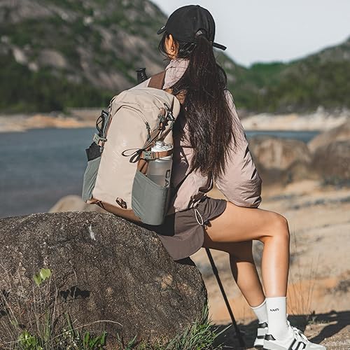 Miniatura 5 de Mochila pequeña de senderismo caqui de 20L con correa para el pecho para hombres y mujeres, mochila impermeable para exteriores con correas