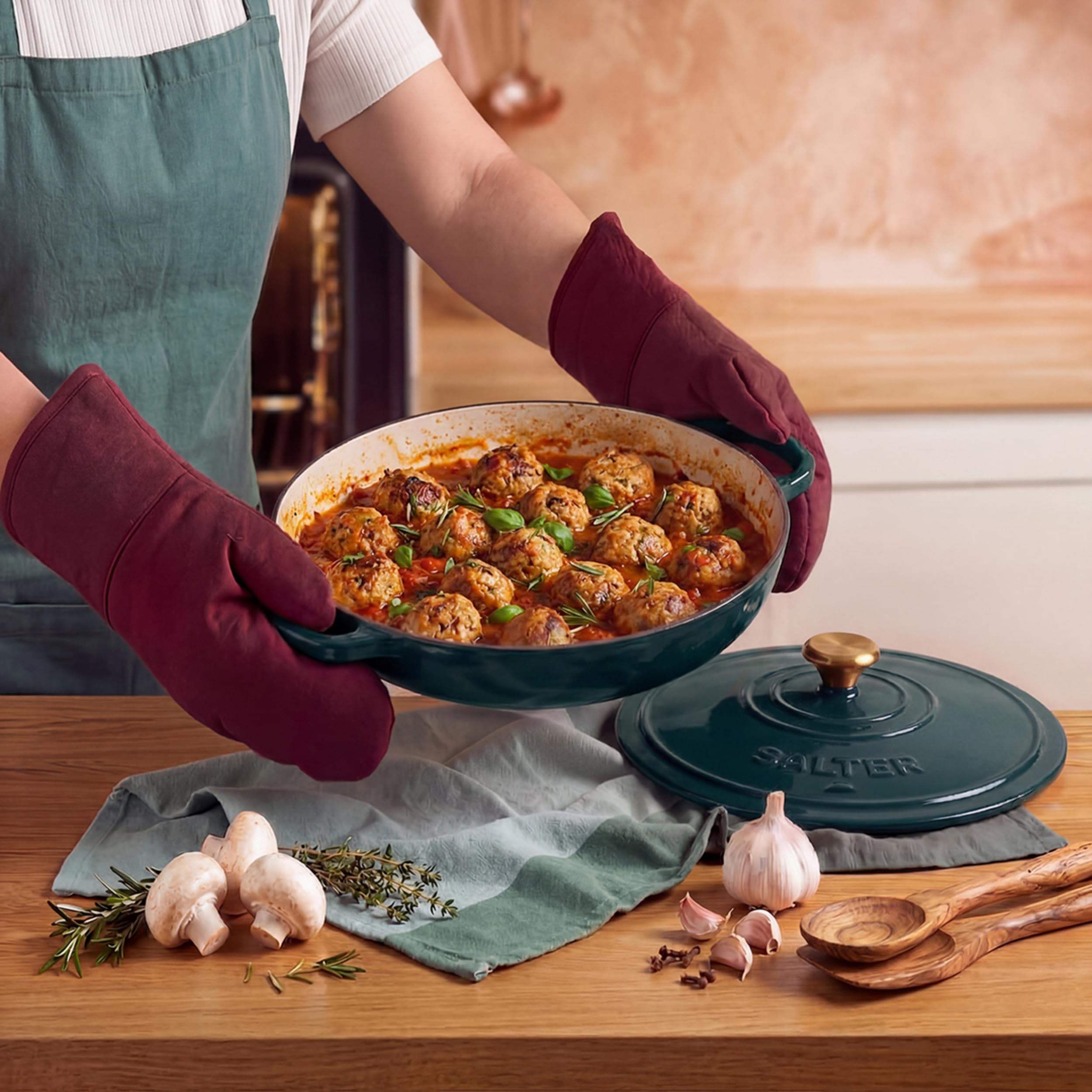 Salter Chester Cocotte en fonte, 2,8 l, 30 cm | Finition émaillée, couvercle auto-arrosant, revêtement sans PFAS, four jusqu’à 240 °C, tous feux dont induction, vert