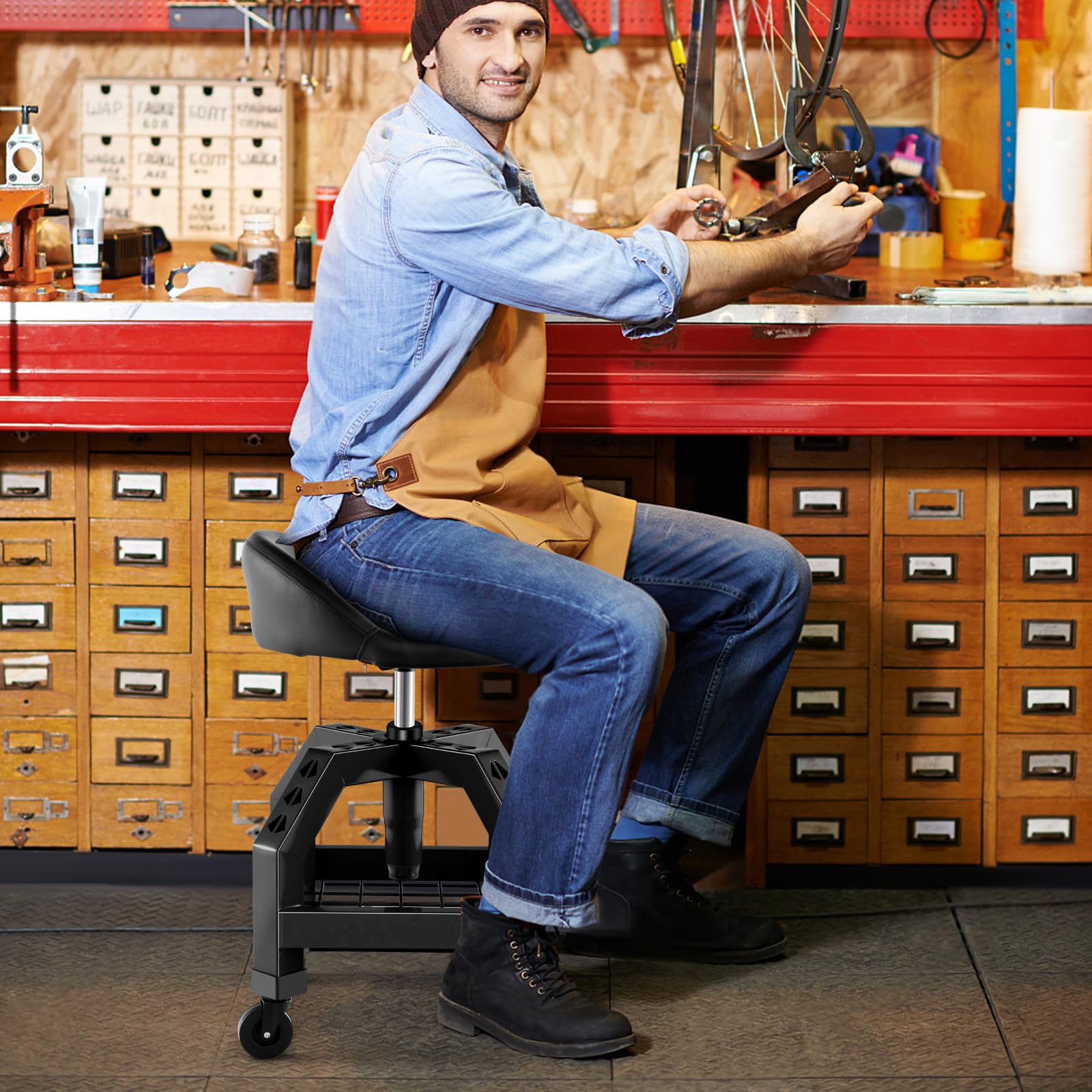 GYMAX Tabouret d'Atelier à roulettes, avec Porte-Outils, Siège Réglable en Hauteur 57-70cm et Pivotant à 360°, Rembourrage d'Éponge Confortable, pour Usine, Garage, Réparation, Mécanicien (Noir)